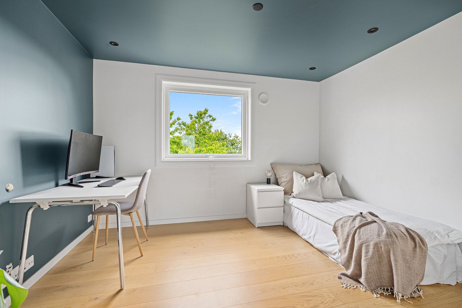 - Soverom 3 | Alle rommene har god størrelse | Dette rommet blir i dag brukt til gjesterom/TV-stue og kontor - Galleribilde