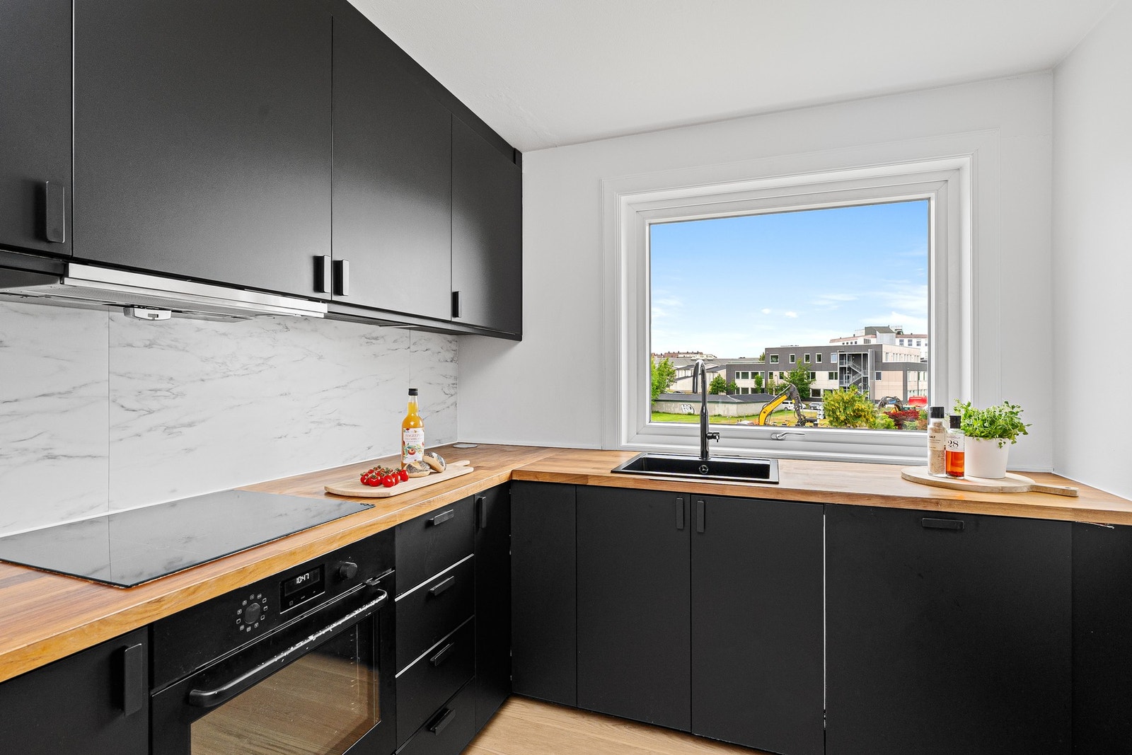 - Alle hvitevarene er integrerte og vil medfølge handelen | Hyggelig med vindu fra kjøkkenet - Galleribilde