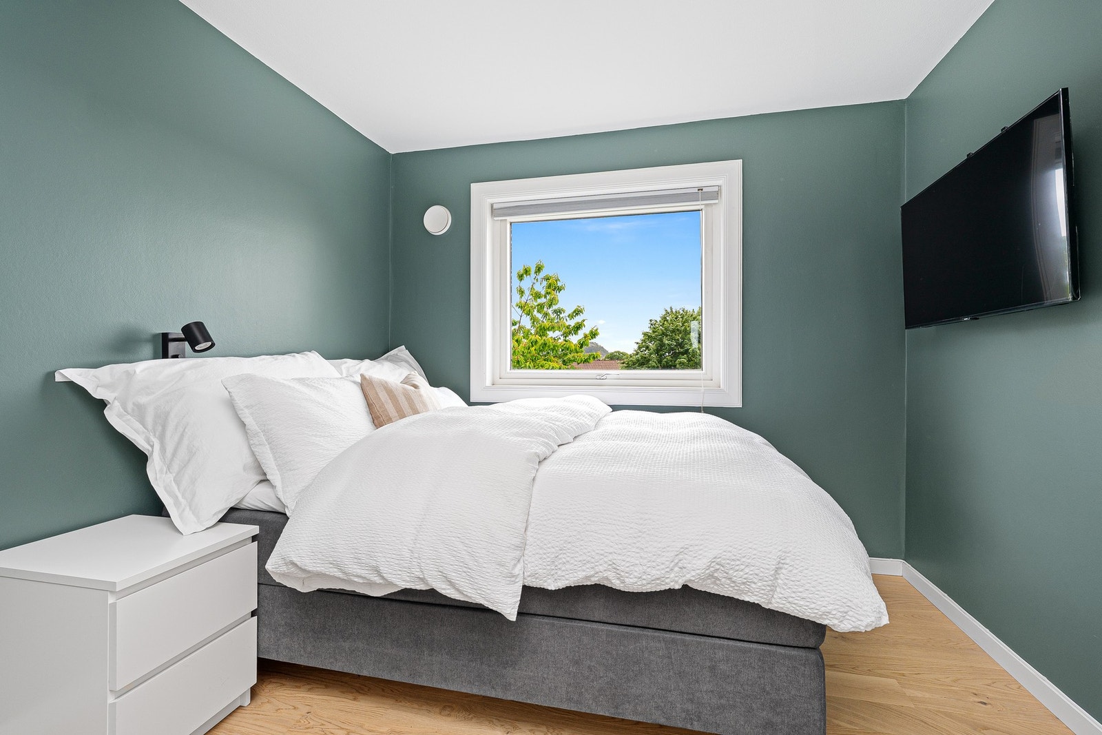 - Leiligheten har tre gode soverom | Meget romslig hovedsoverom malt i fin nyanse - Galleribilde