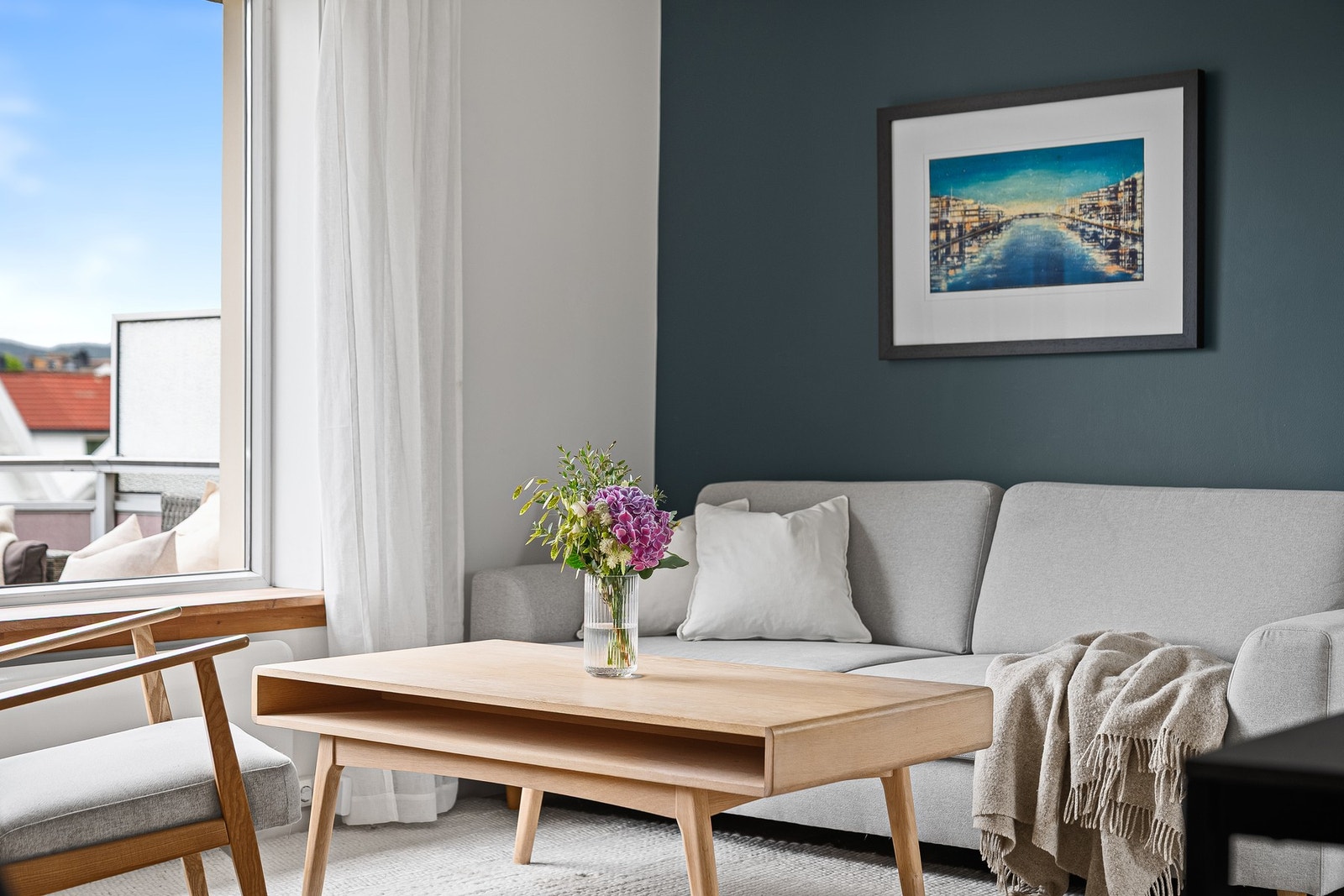 - Rene linjer med nyere tregulv og overflater malt i moderne fargevalg - Galleribilde