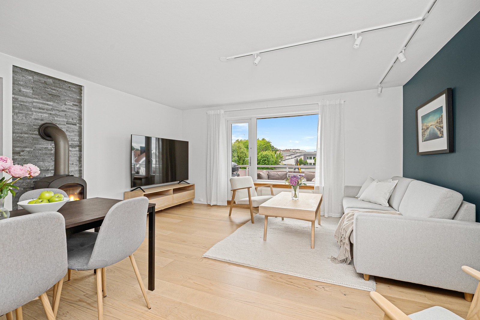 - Romslig stue med god plass til sofagruppe og tilhørende møbler - Galleribilde