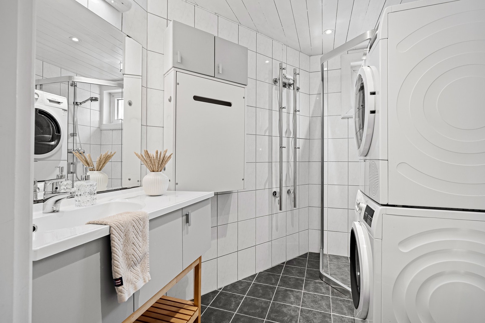 - Pent, velholdt og flislagt bad med dusjhørne | Smart opplegg og praktisk anlagt for vaskemaskin og tørketrommel, samt varmekabler i gulv - Galleribilde