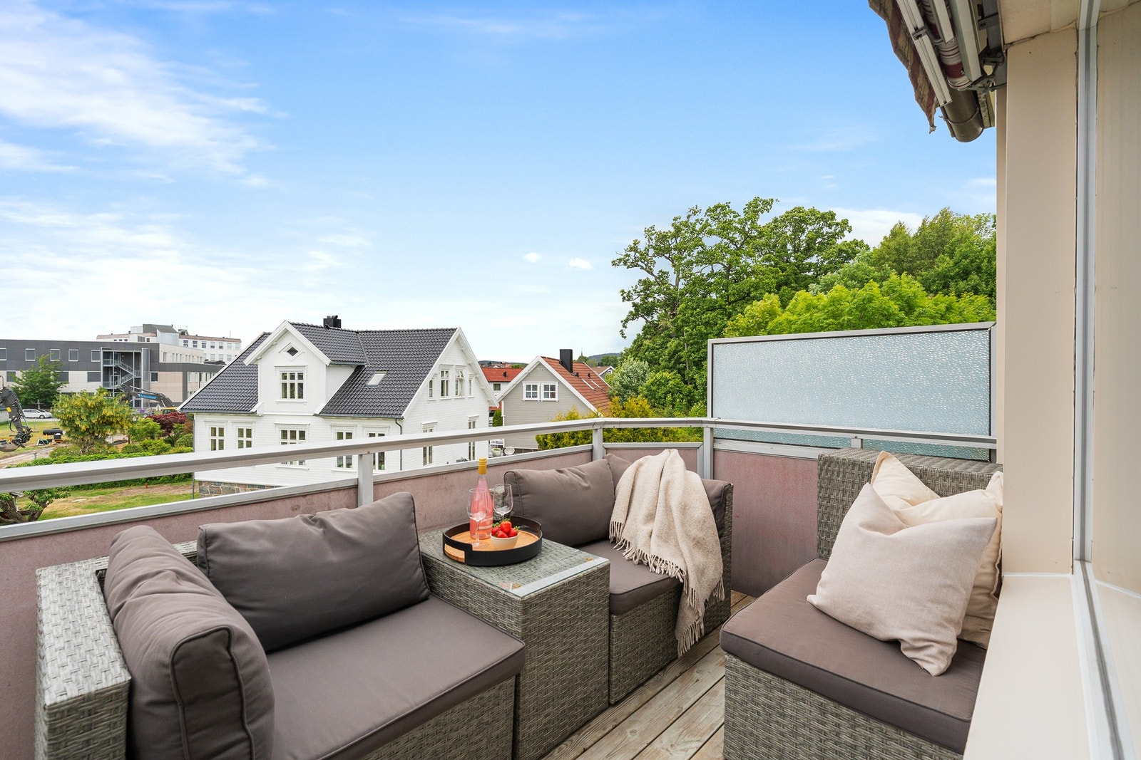 - Leiligheten ligger på toppen og har egen, solrik balkong med plass til utemøbler | Det er intstallert markise på balkongen som kommer godt med på de aller varmeste dagene - Galleribilde
