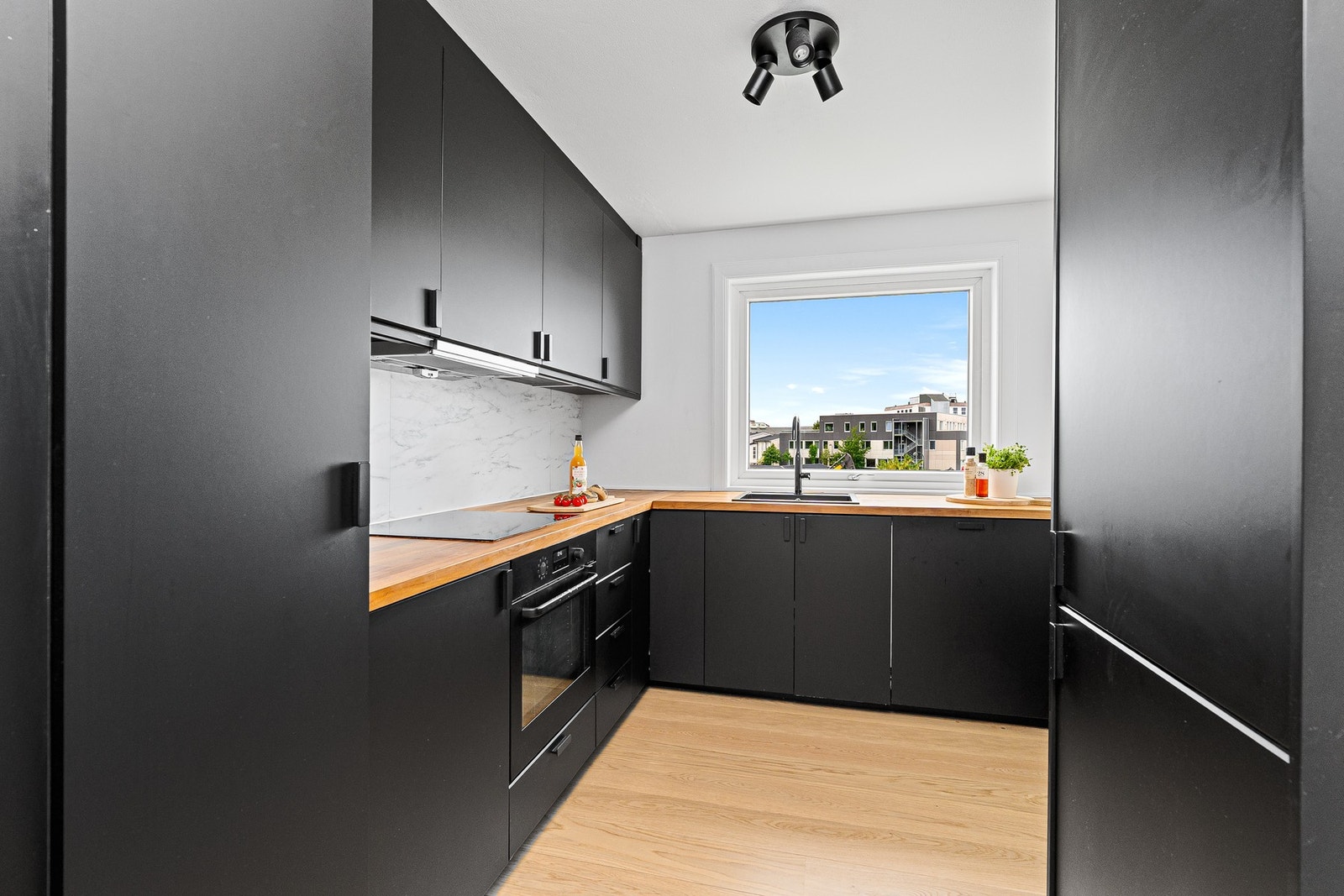 - Lekkert kjøkken som ble satt inn i 2019 | Innredning fra IKEA med fine løsninger og godt med benk-/skapplass - Galleribilde