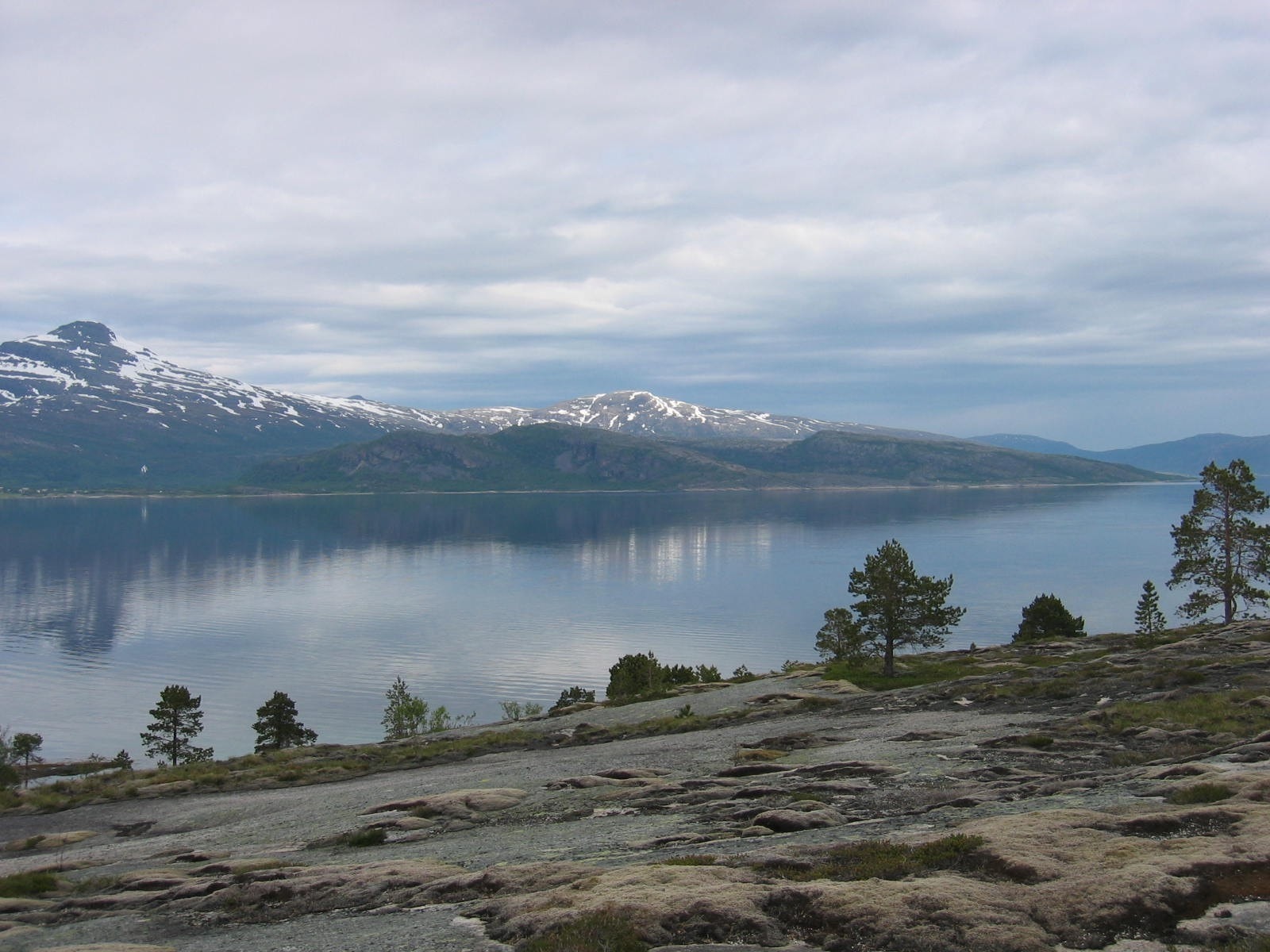 Fantastisk utsikt mot sjø og fjell Galleribilde