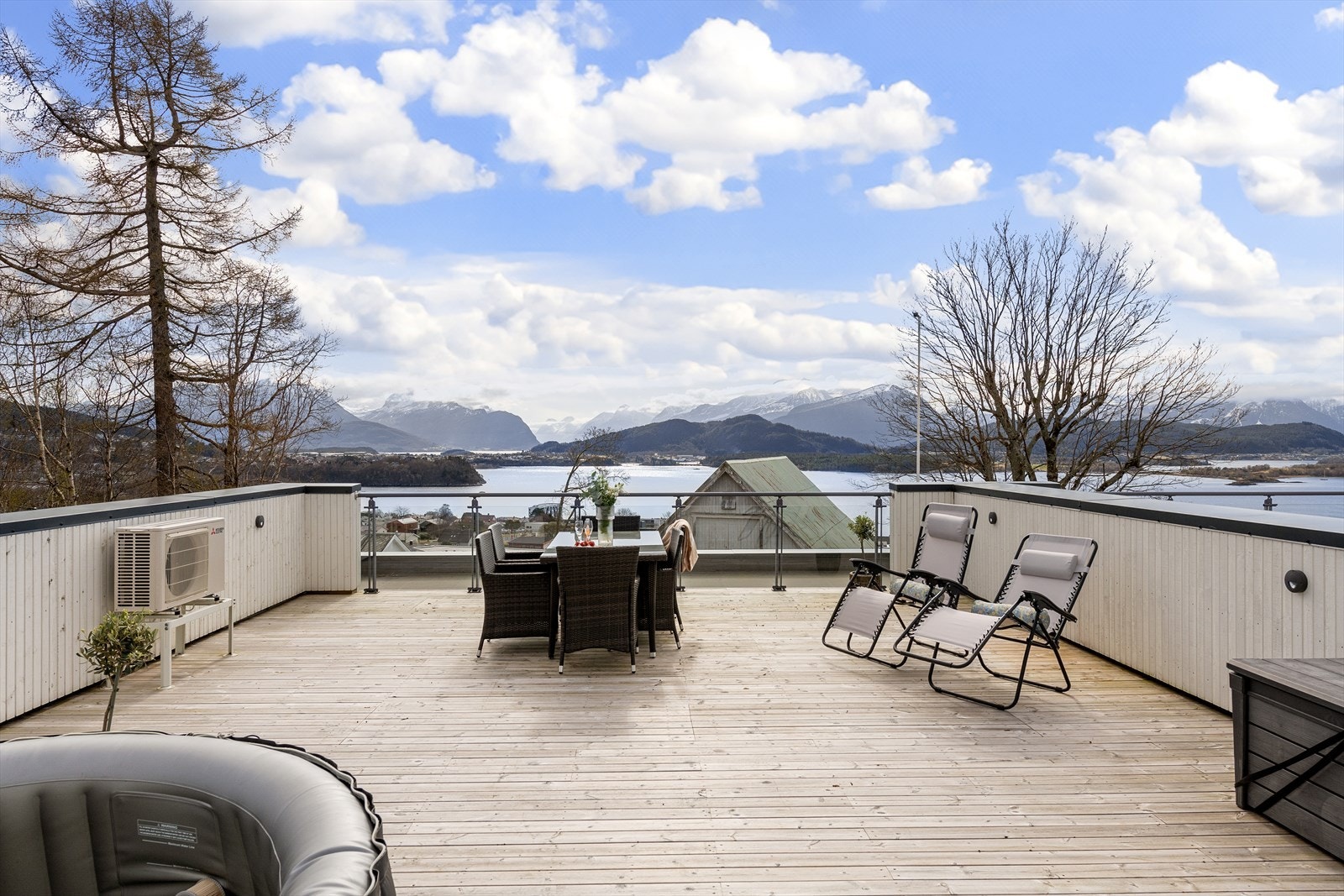 God plass til både sittegrupper, spisebord og boblebad. Galleribilde