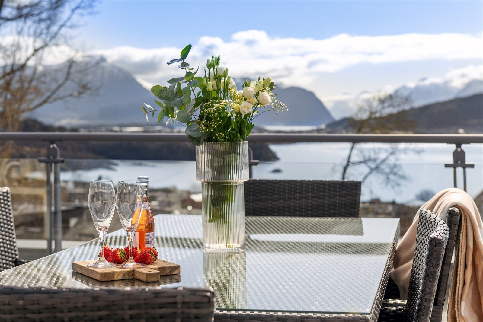 Velkommen til Carstenvegen 6B - Meget innholdsrik bolig med herlig takterrasse! Presentert av Arild Berentzen for Eiendomsmegler Norge Galleribilde