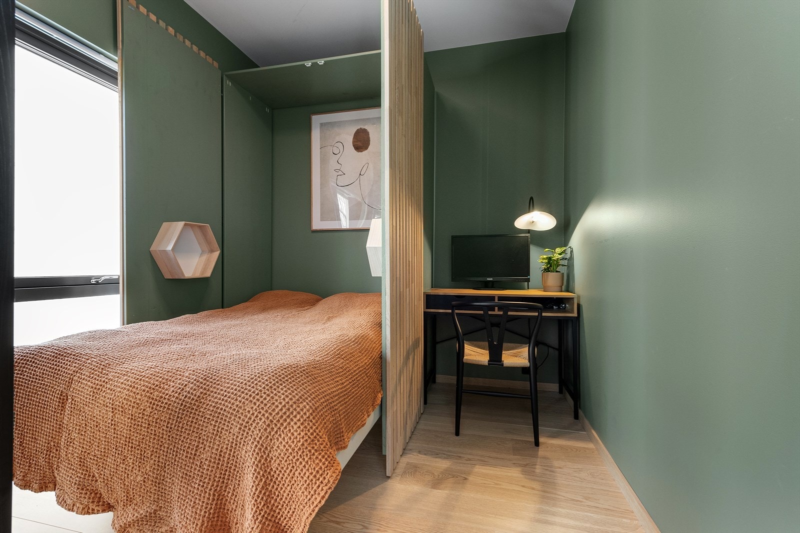 Soverommet i første etasje er av meget god størrelse og har god plass til ønsket møblering. Galleribilde