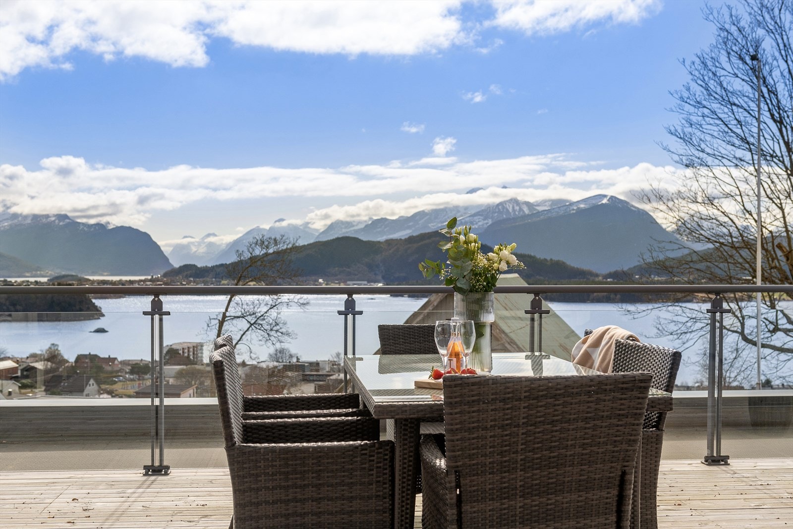 Takterrassen er av meget god størrelse (ca. 58 kvm) og har forsterket konstruksjon med tanke på jacuzzi. Her er det fantastisk utsikt og gode solforhold. Galleribilde
