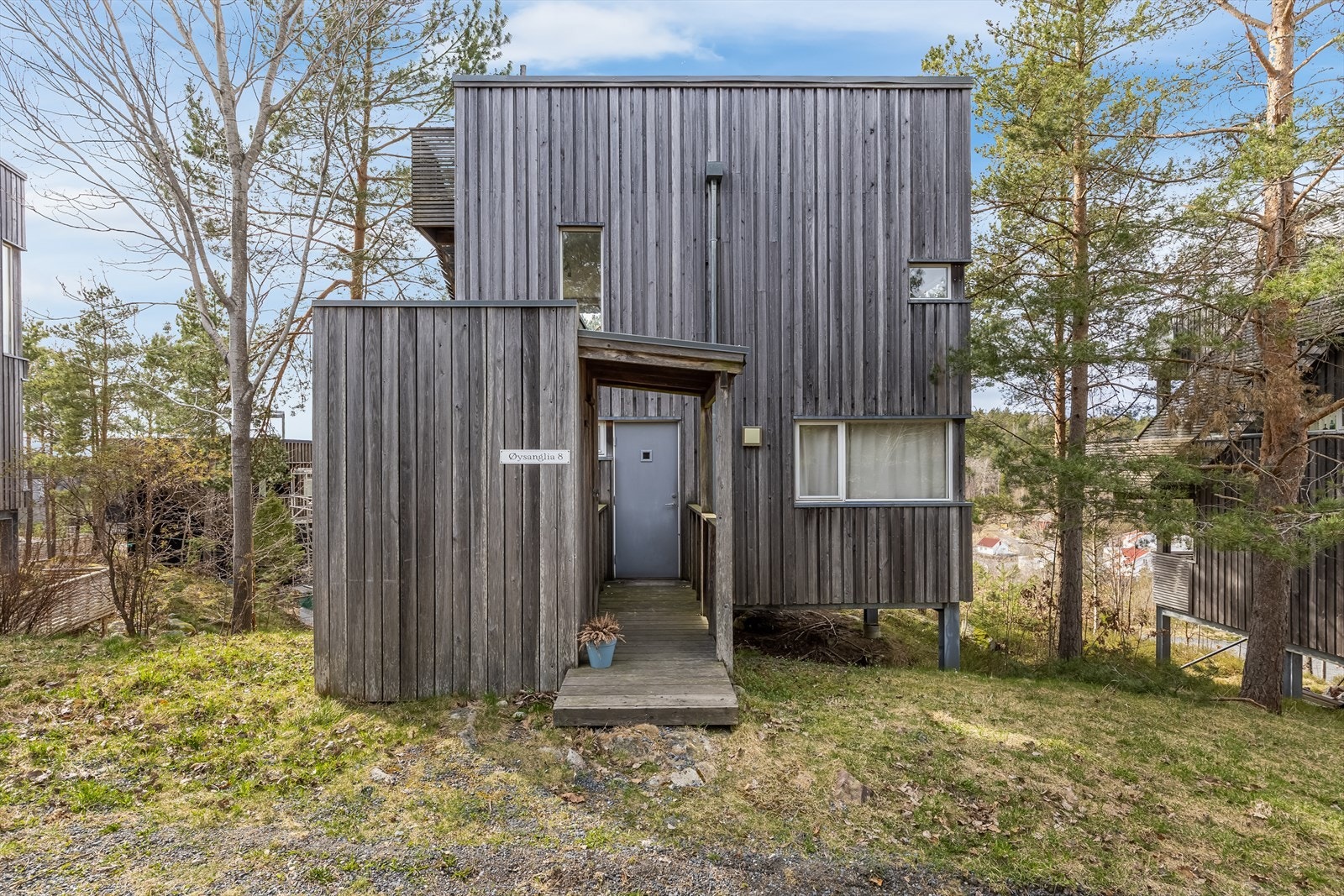 Inngangsparti med bod for ekstra oppbevaring Galleribilde