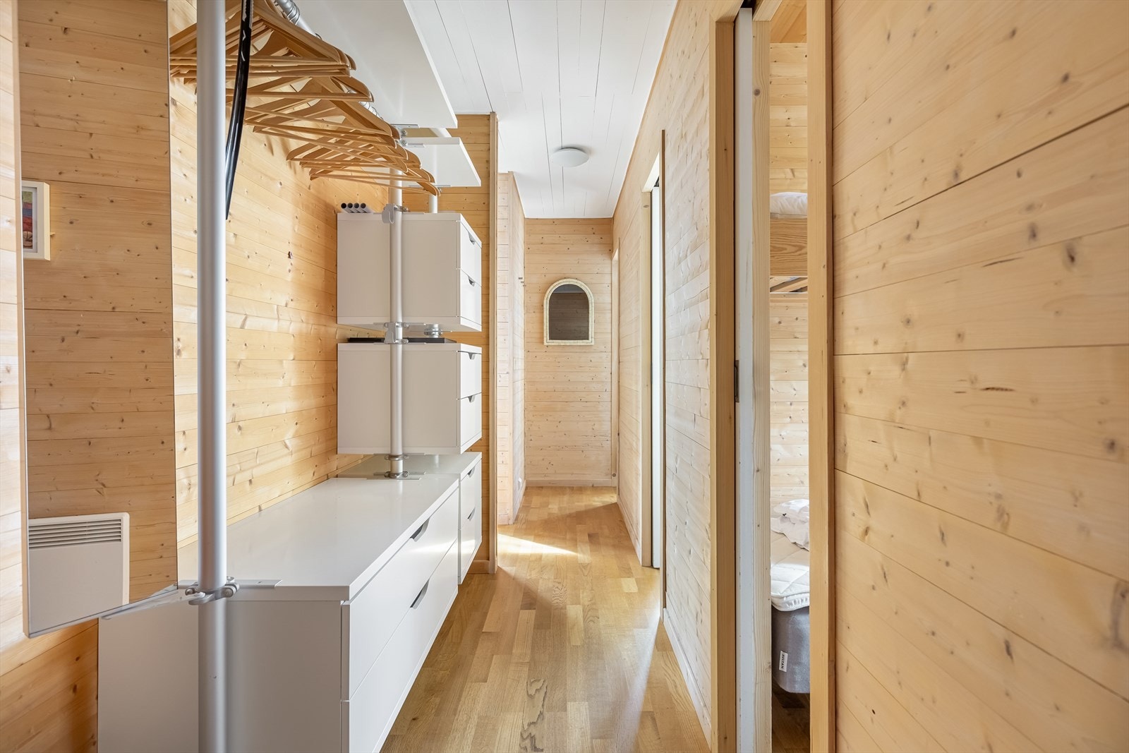 Gang med plass til å henge fra seg yttertøy Galleribilde