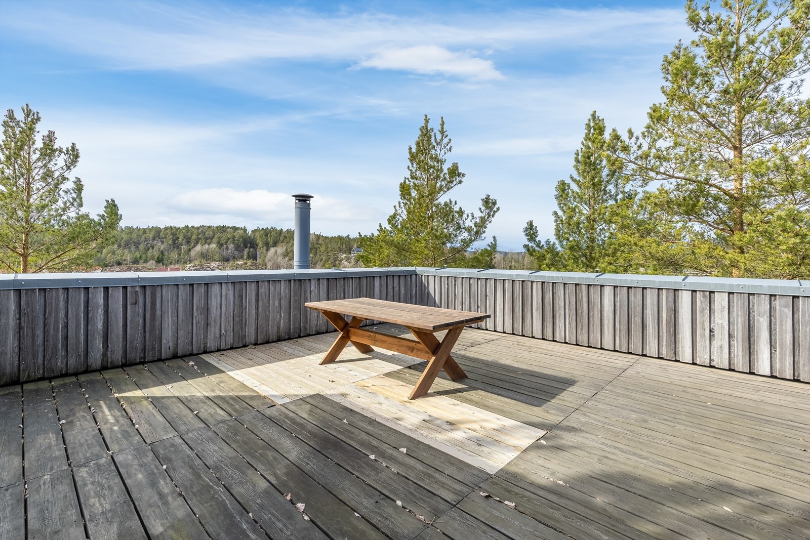 Romslig takterrasse med god plass Galleribilde