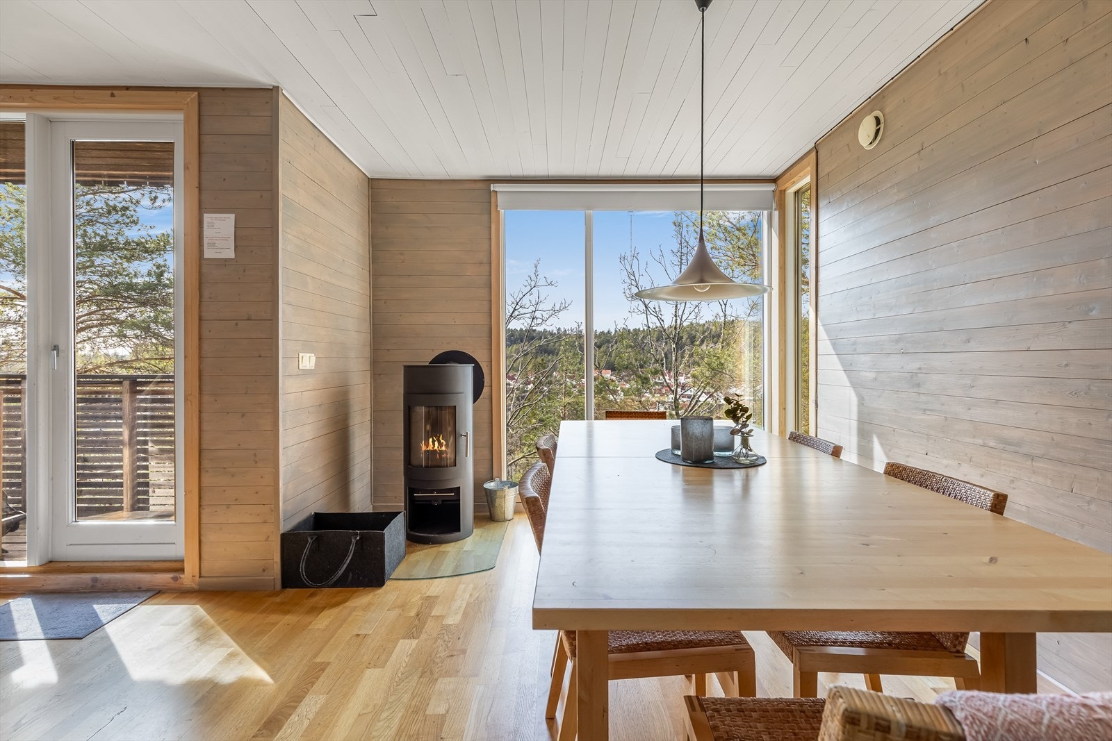 Lys og koselig stue med god plass til spisebord Galleribilde