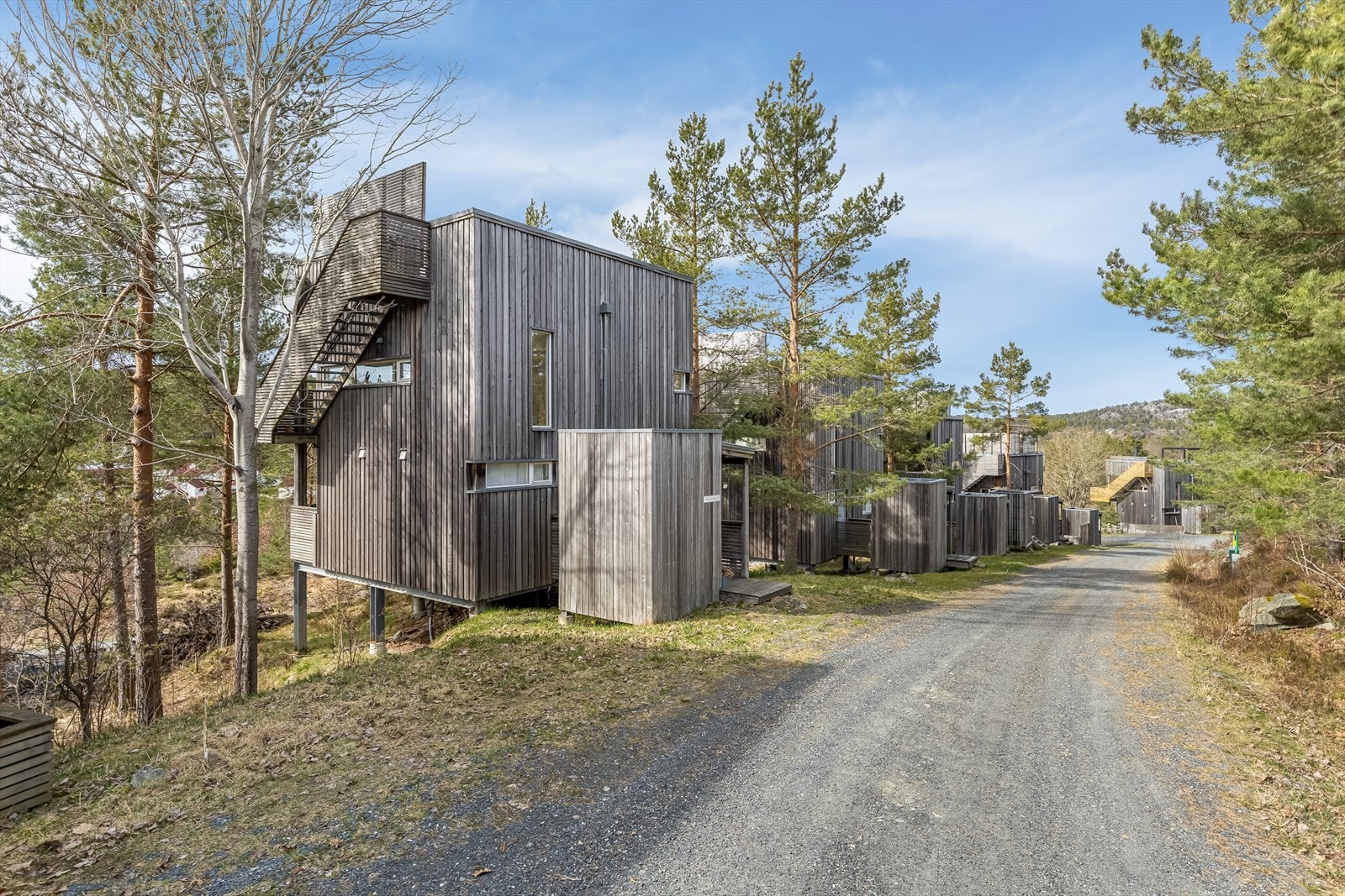 Hytta ligger i et etablert hytteområde på Øysang, kort vei til vakker skjærgård og idylliske Skarvann Galleribilde