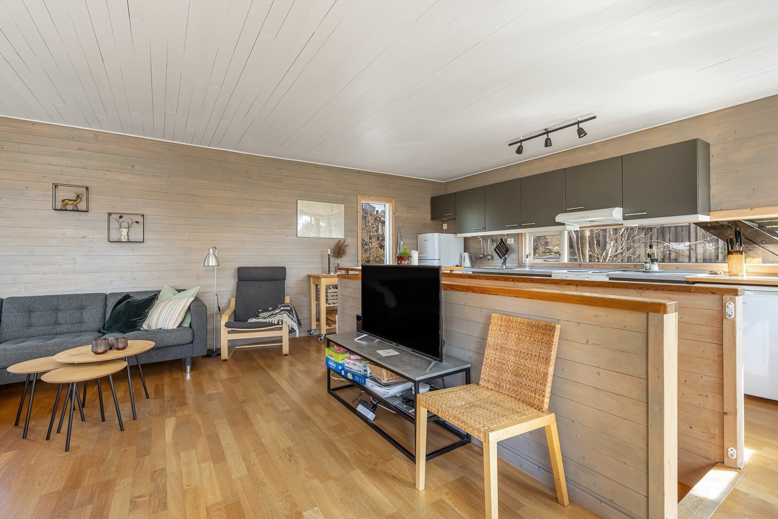 Stue og kjøkken er i åpen løsning Galleribilde