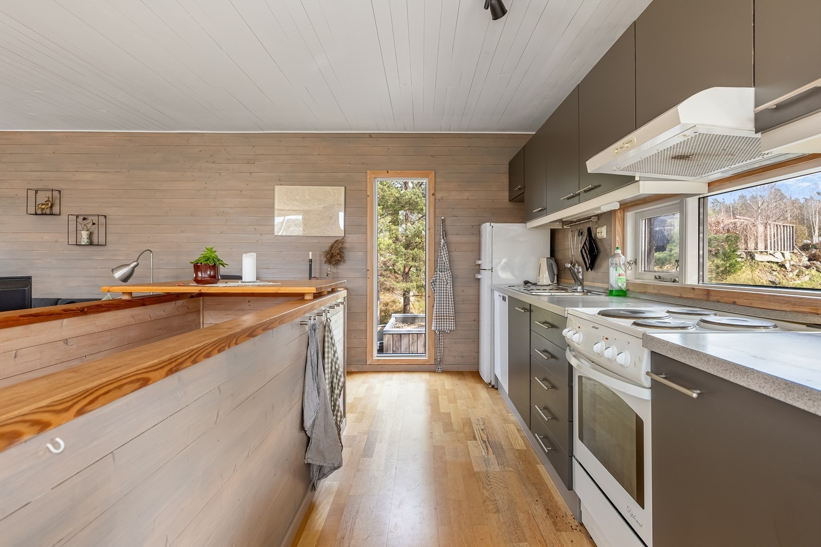 Kjøkkeninnredning med god skapplass Galleribilde