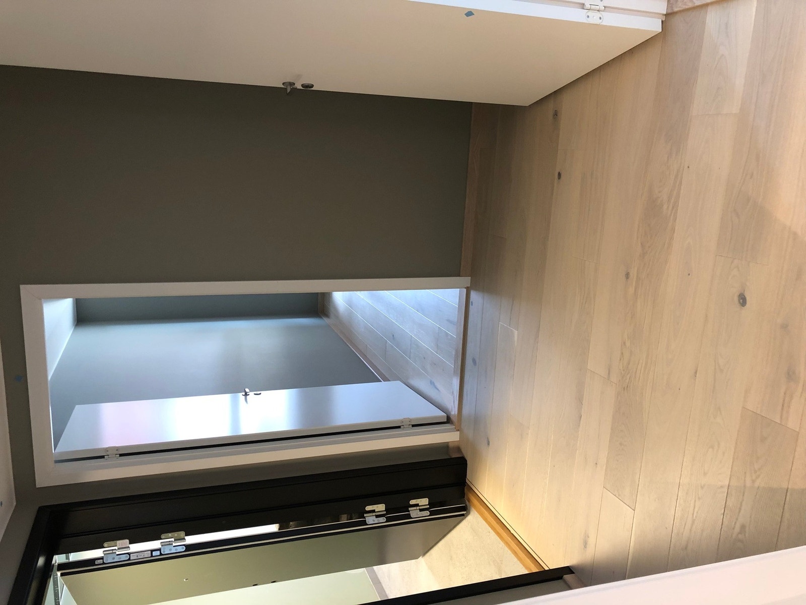 Det er callinganlegg og plass til garderobe i gangen. Galleribilde