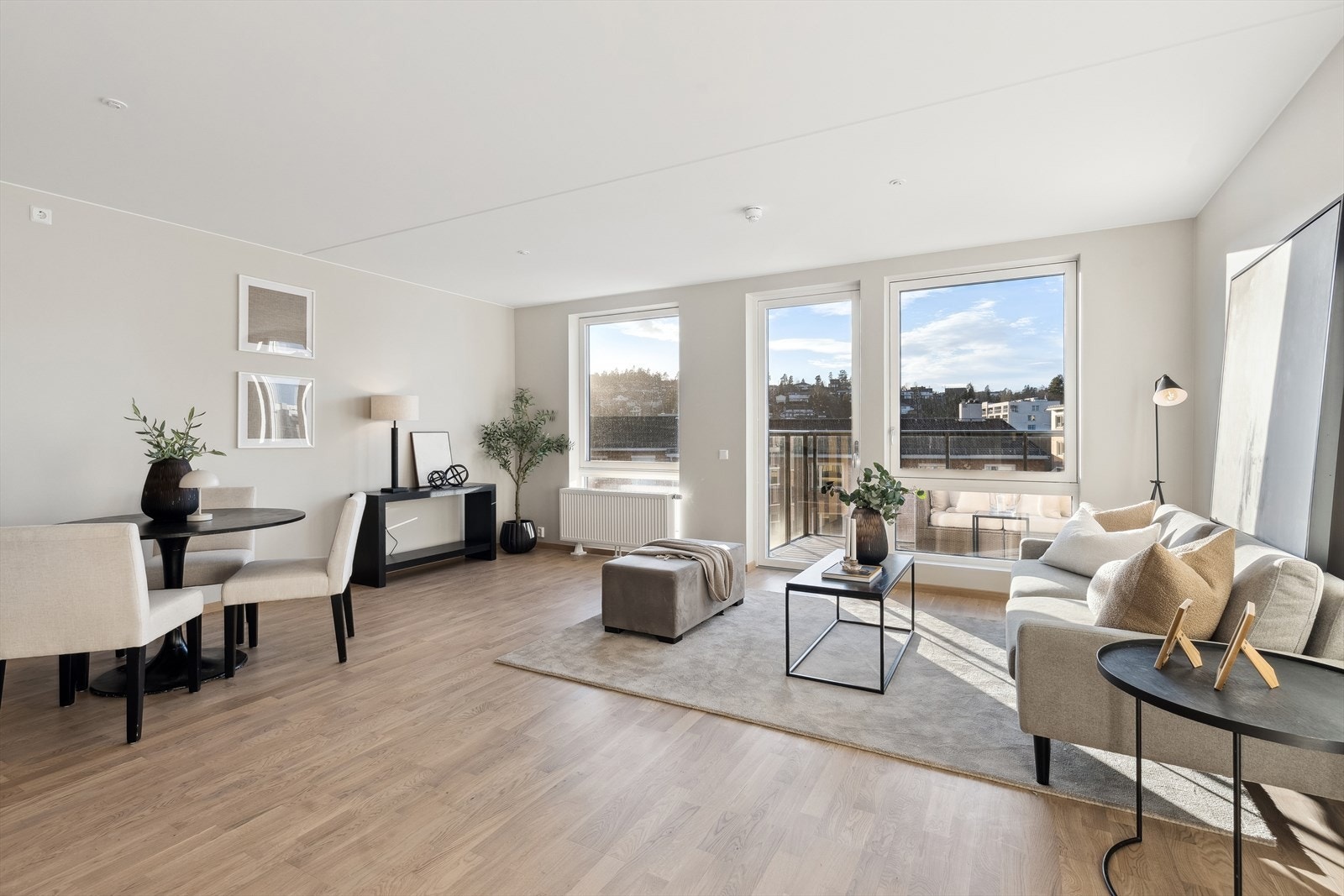 Stue/kjøkken har god plass til både spisebord og sofagruppe Galleribilde