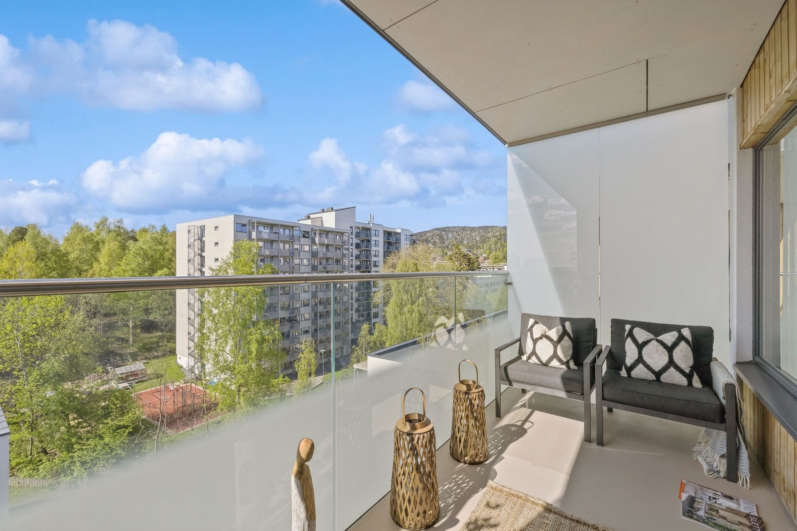 Stor terrasse med ettermiddags og kveldssol Galleribilde