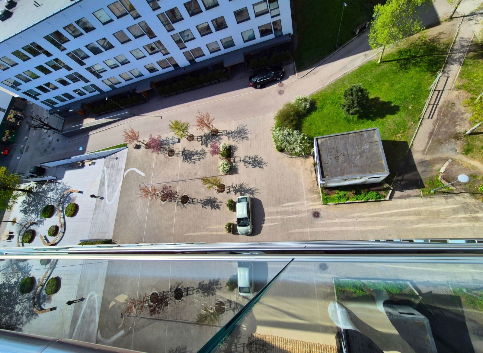 Utsikt ned til fellesområdet fra terrasse Galleribilde