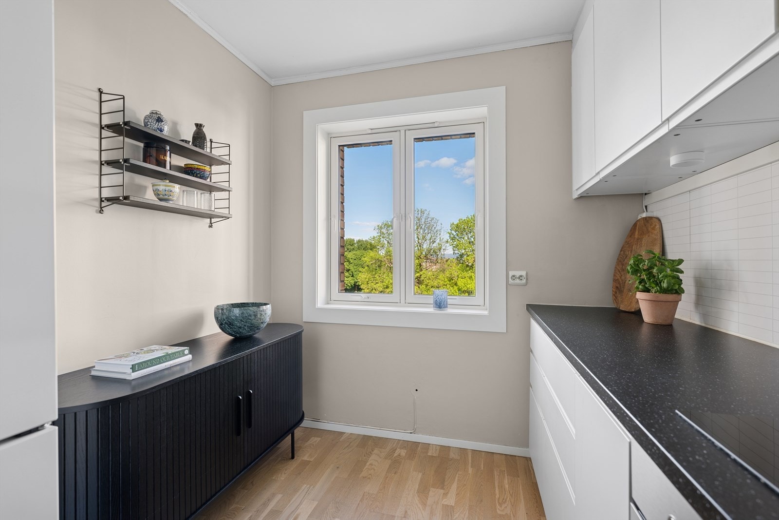 I hjørnet av kjøkkenet er det fint plass til en koselig spisegruppe, perfekt for å nyte hverdags måltider. Galleribilde