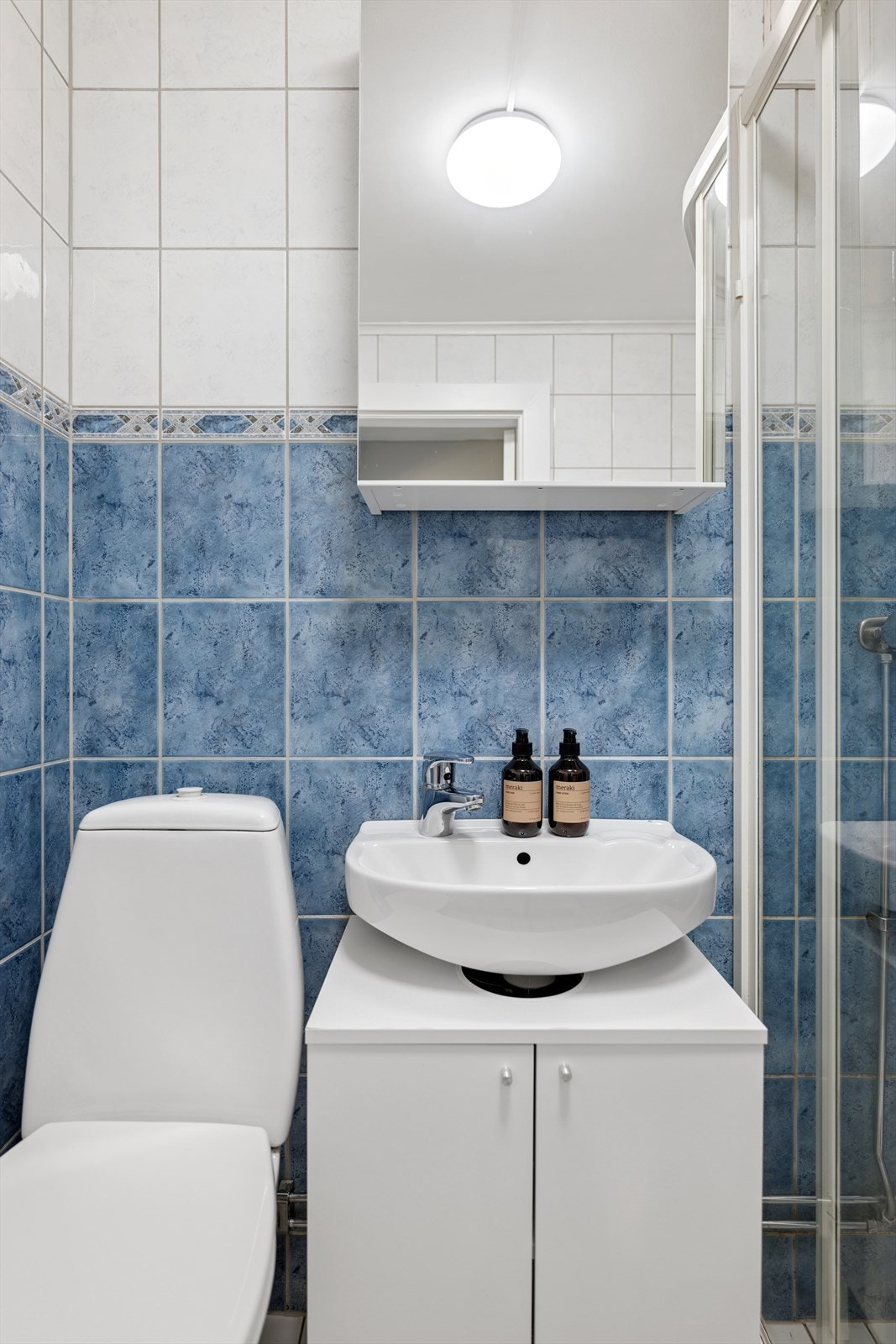 Badet har behagelige varmekabler og opplegg for vaskemaskin. Galleribilde