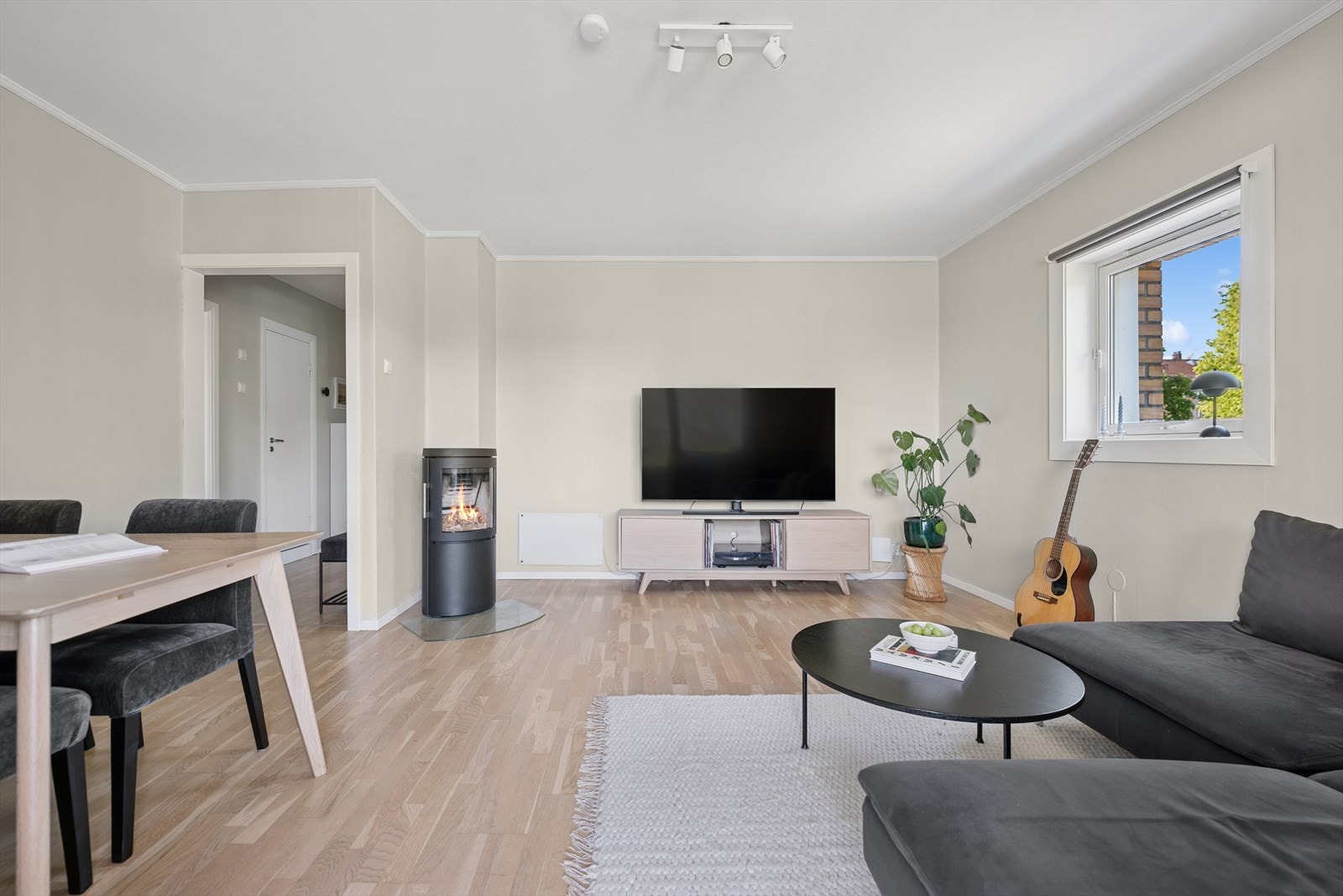 Når strømprisene stiger er det god med en lekker peisovn som sørger for innehygge også på vinterstid. Felleskostnadene er forøvrig også kun 4 678,- Galleribilde