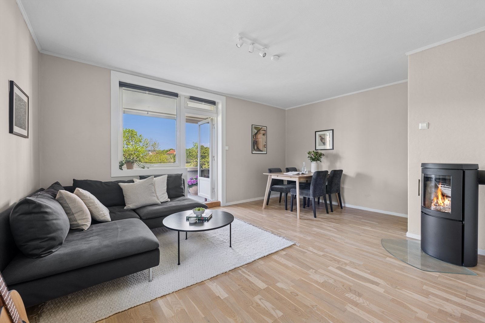 Her har du en god løsning med stue, kjøkken og spisestue som inviterer til sosialt samvær. Galleribilde