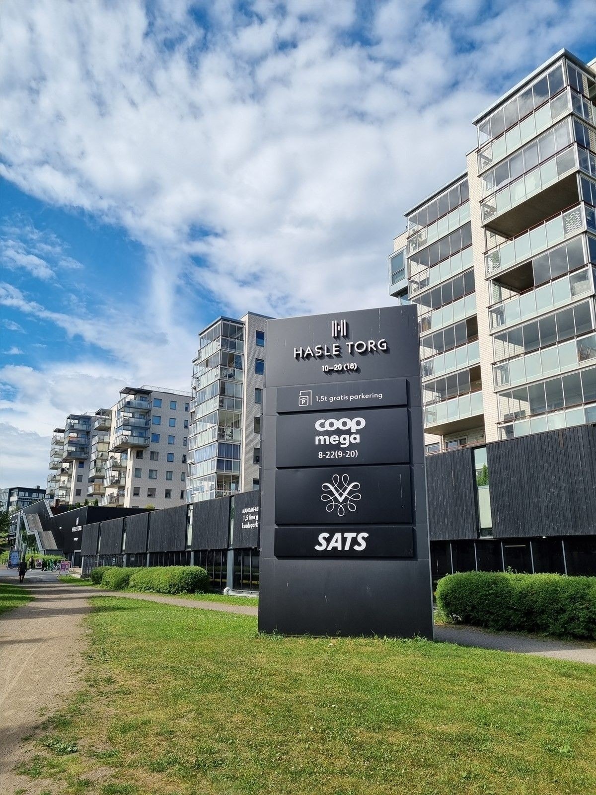 Hasle torg ligger i nærområdet - et lokalt kjøpesenter med butikker, kafé og treningssenter. Galleribilde