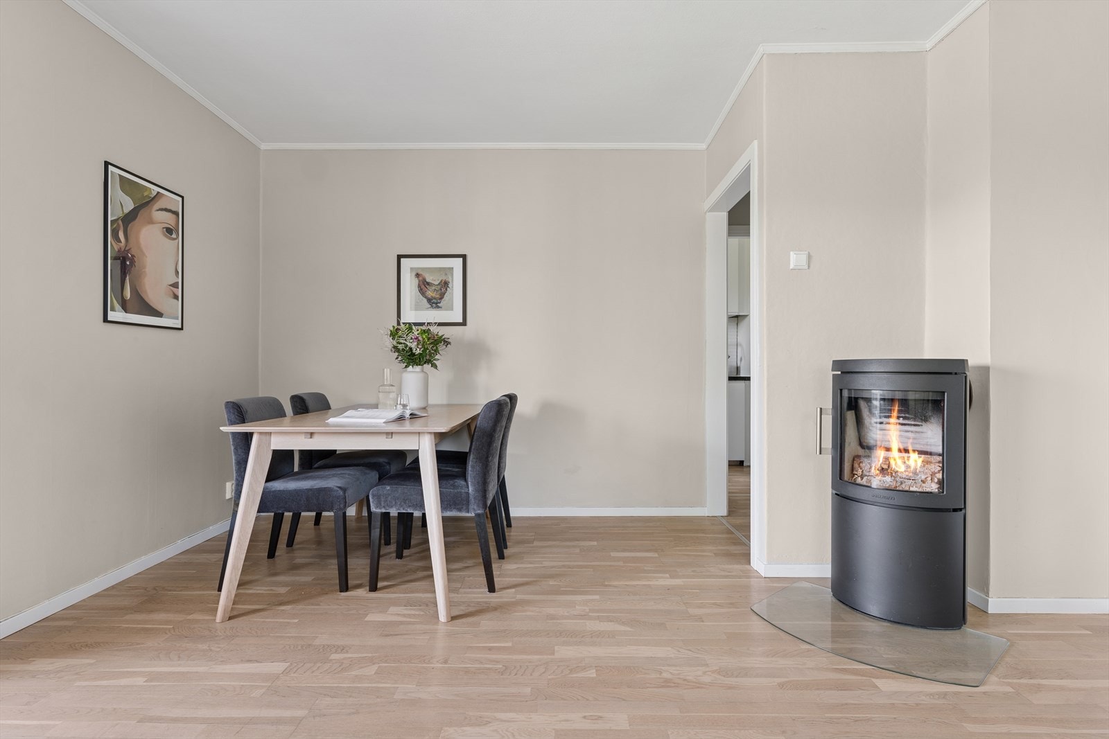 Rommets inndeling gir også en naturlig plassering til en hyggelig spisegruppe, som kan slås ut perfekt for sosiale sammenkomster. Galleribilde