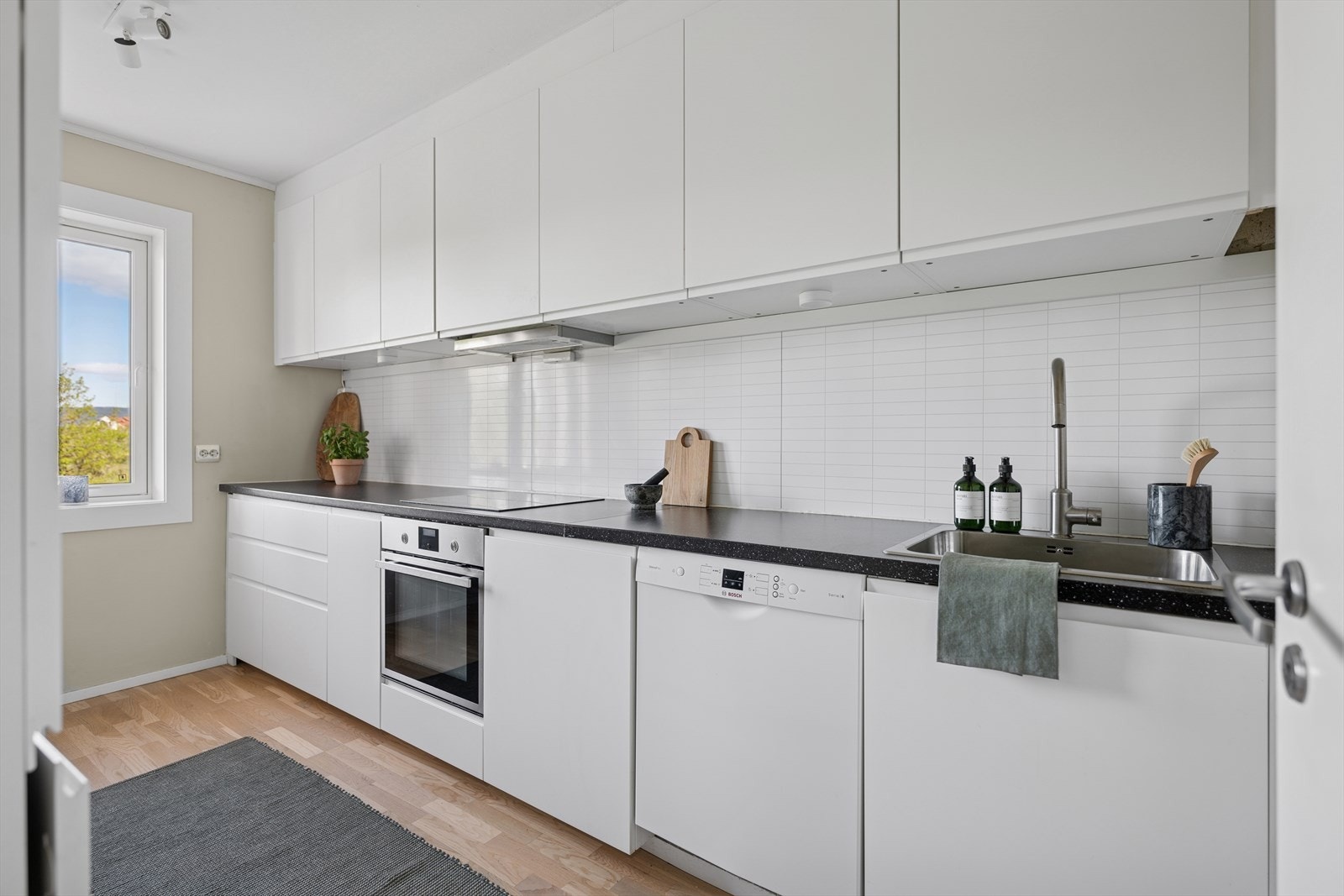 Innholdsrikt kjøkken fra 2016 med god kombinasjon av benk og skapplass. Galleribilde