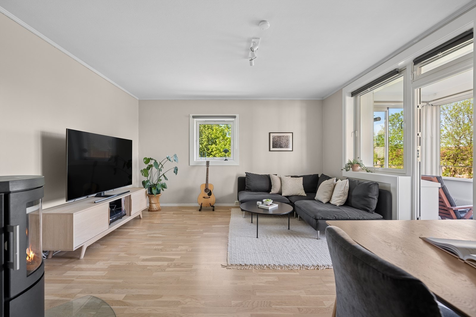 Velkommen inn! Dette er en romslig leilighet som er proppfull av sjarm og god atmosfære. Her er det lett å like seg. Galleribilde