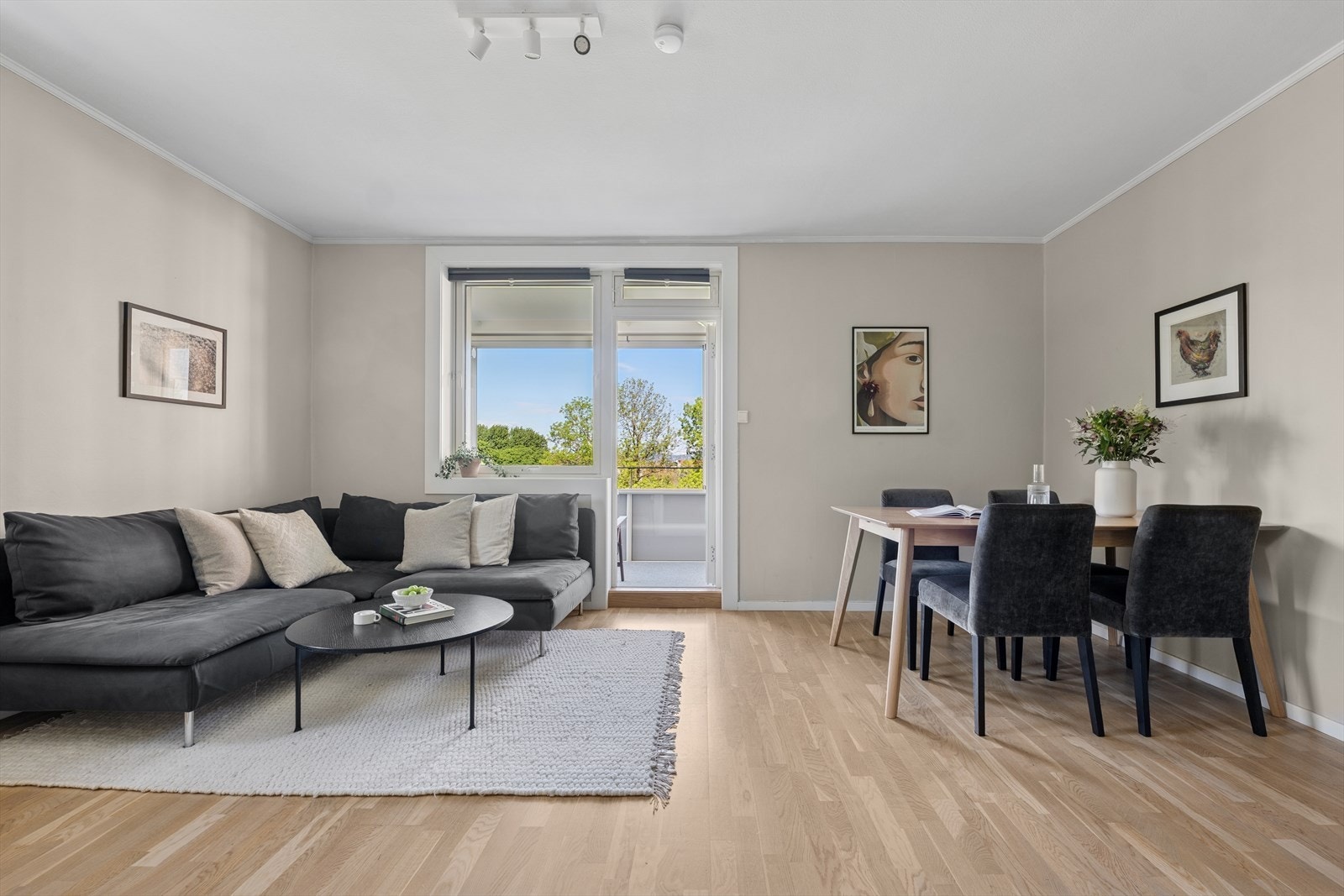 Fra stuen er det adgang til en solrik innglasset balkong på ca. 7,6 m², som fint kan benyttes som en forlengelse av stuen året rundt. Galleribilde