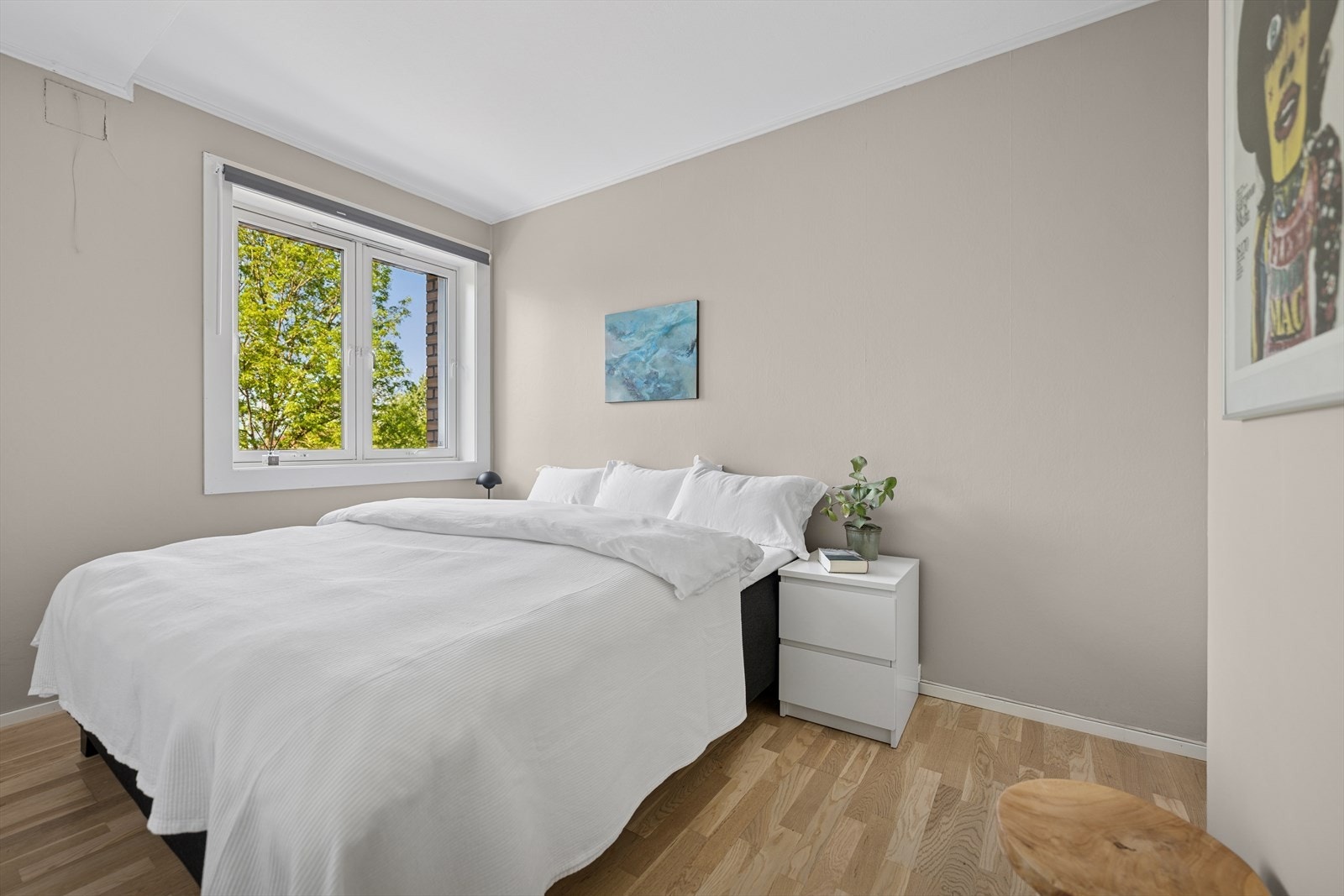 Det er god plass til oppbevaringsmøblemet, skrivebord eller annet du måtte ønske for å utvide bruken av rommet. Galleribilde