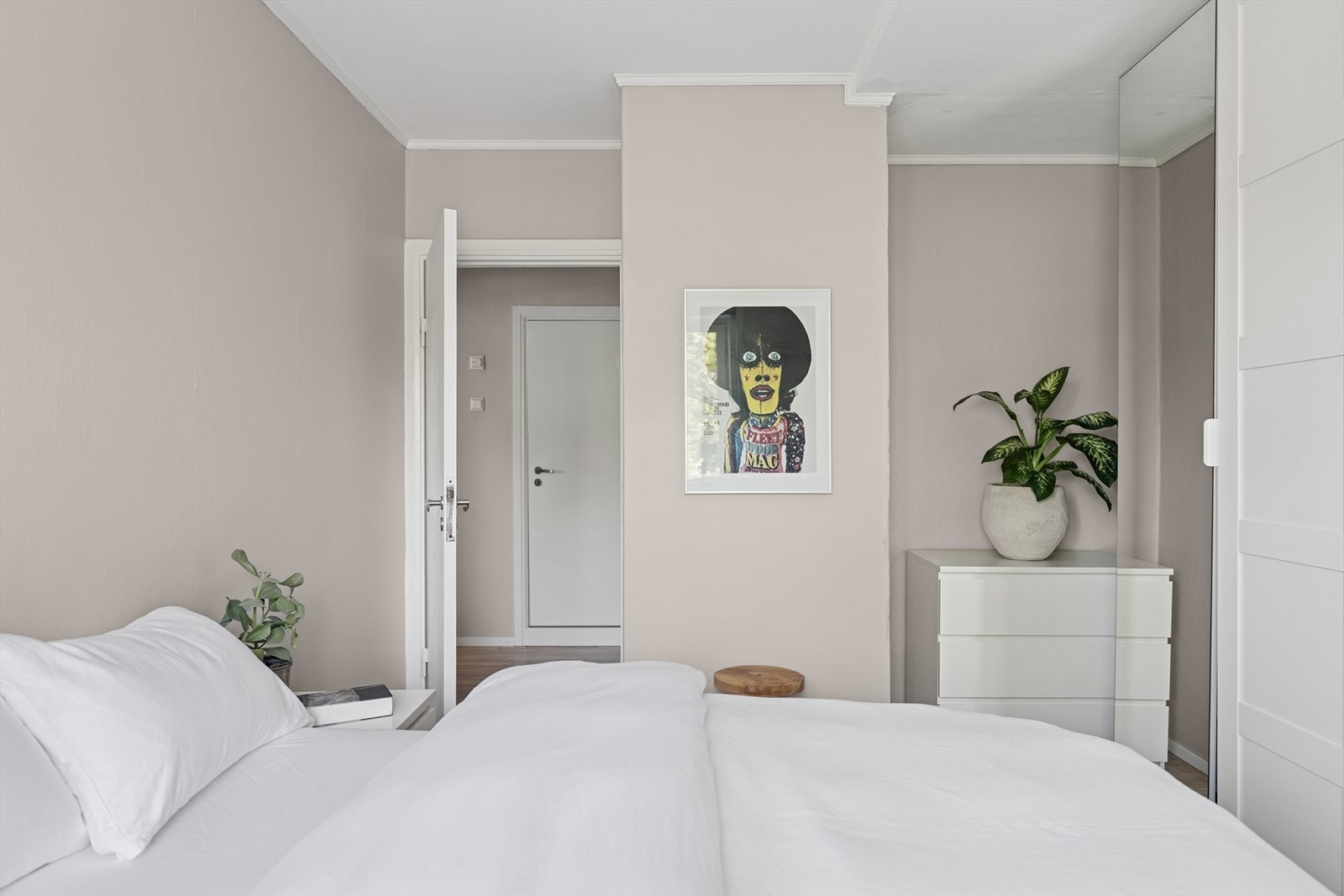 Ytterligere er det også god plass til et stort garderobeskap. Galleribilde