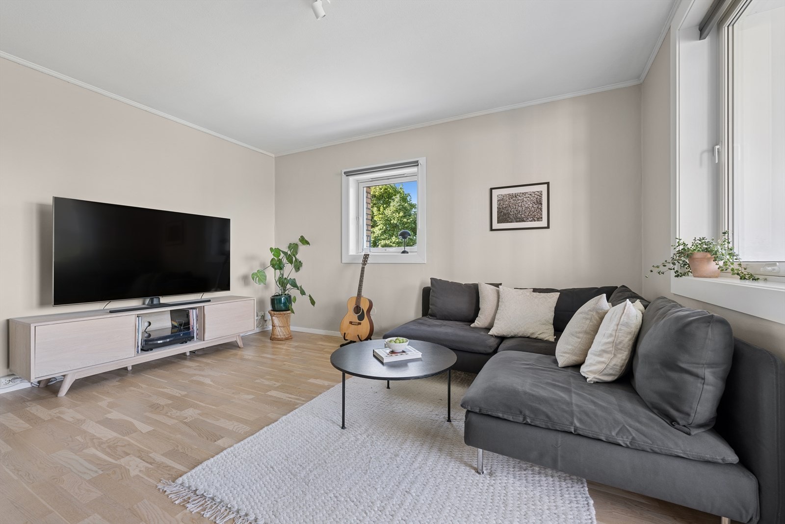 Stuen har glatte malte flater og lyst parkett, som gjør det enkelt å innrede etter eget ønske. Galleribilde