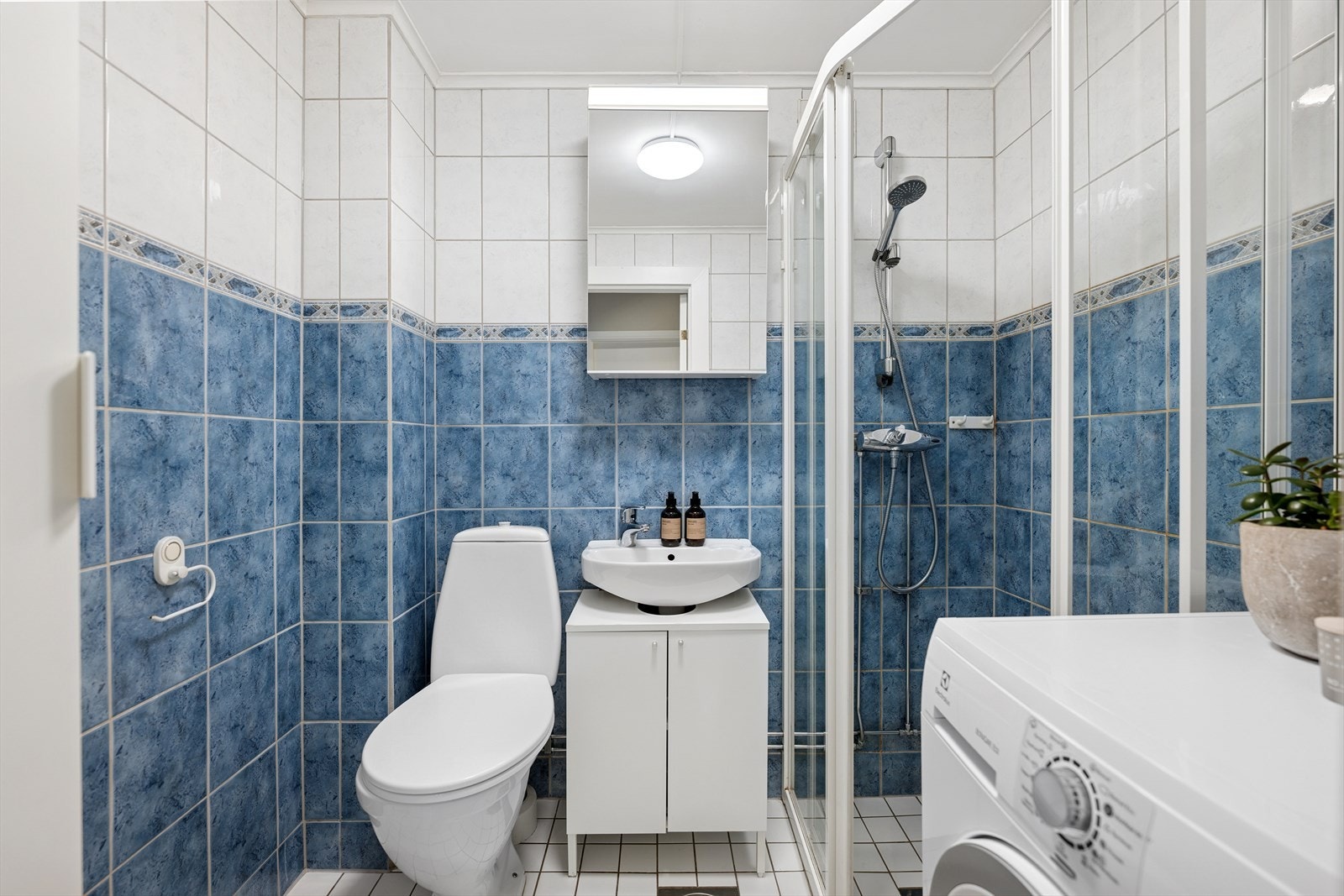 Stilrent flislagt baderom med hovedkonstruksjoner fra 2002/2003. Galleribilde