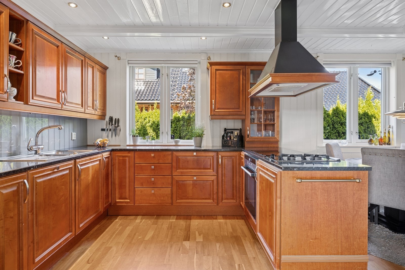 Lyst og fint separat kjøkken fra byggeår. Galleribilde