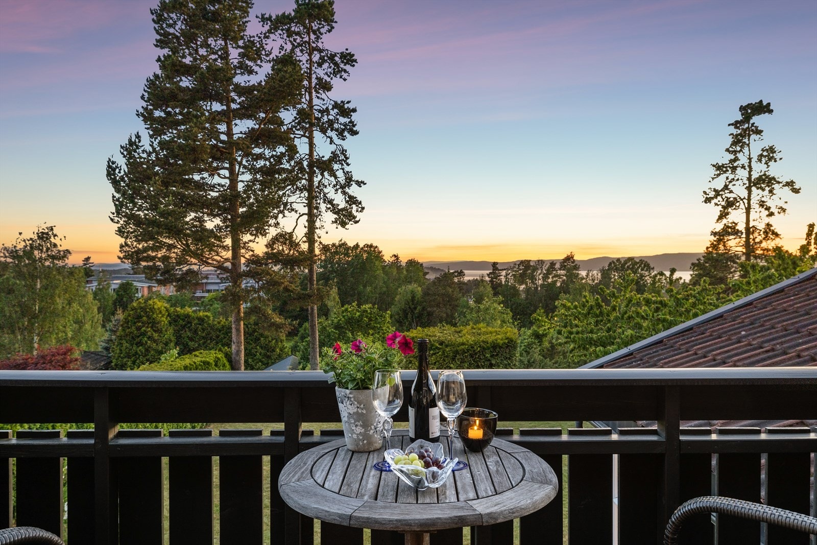 Helt fantastisk utsikt fra balkongen i boligens 2. Etasje! Galleribilde