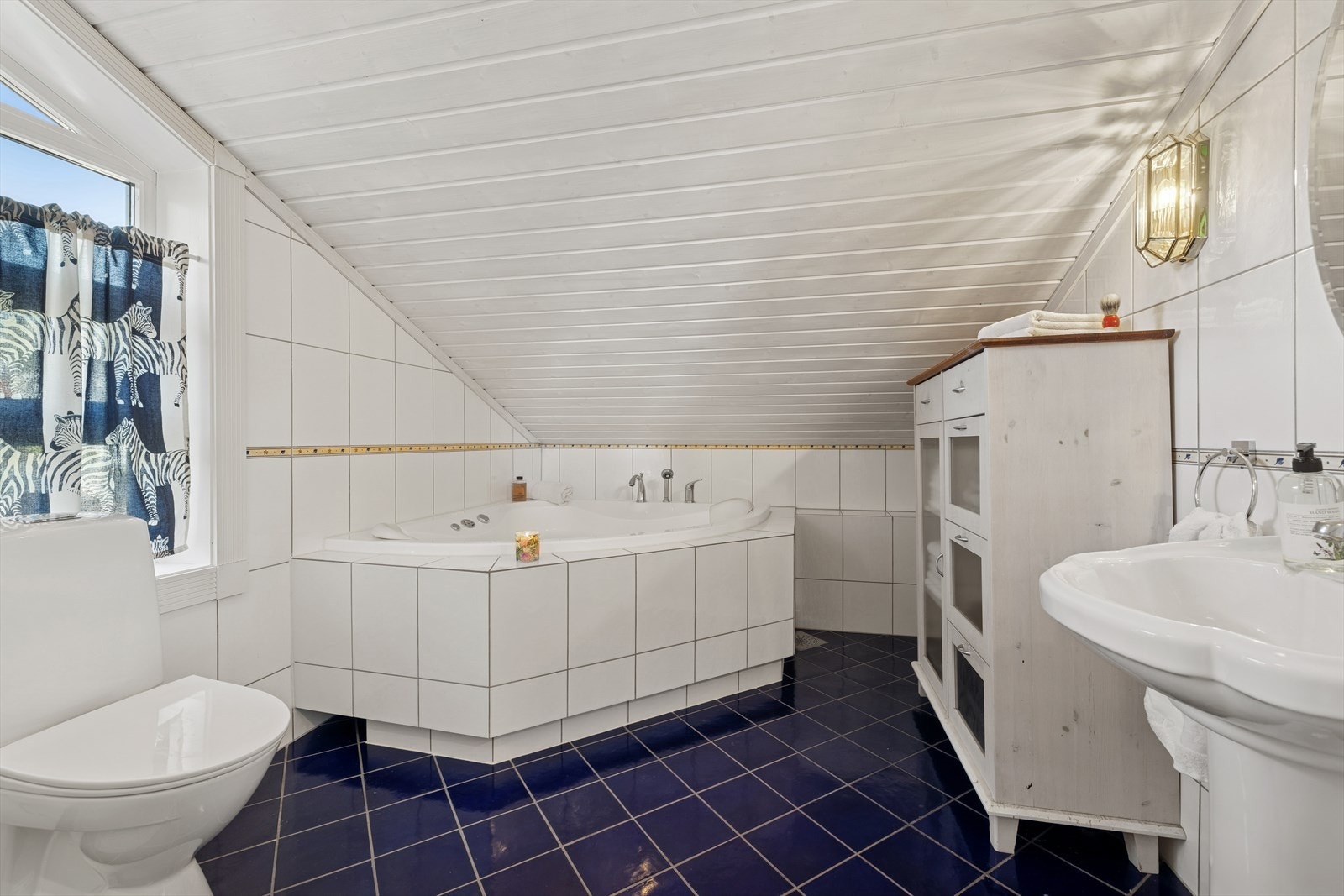 Pent flislagt bad fra byggeår med vannbåren gulvvarme. Galleribilde