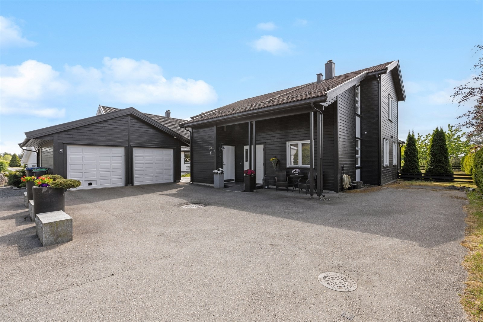 Garasje med plass til 2 biler. Ellers god plass til flere biler i gårdsplassen. Galleribilde