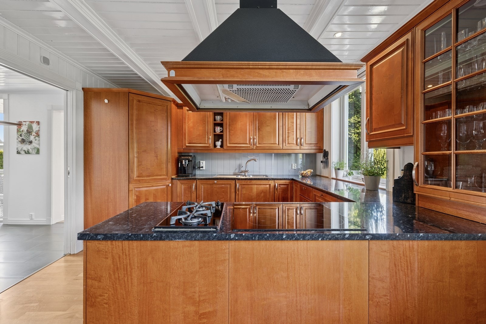 Kjøkkenet har ellers store benkeplater og rikelig med skapplass. Galleribilde