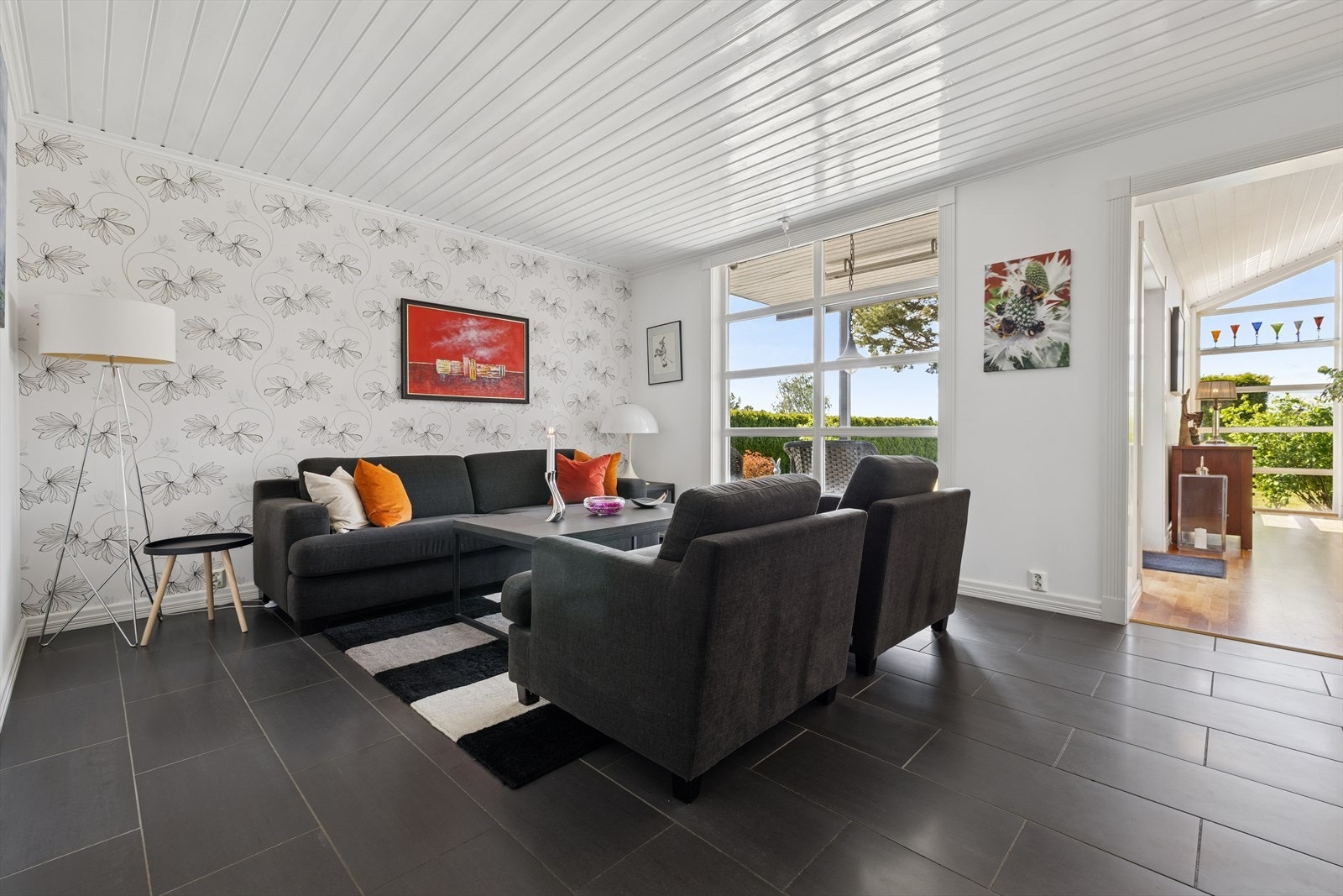 De store vinduene slipper inn rikelig med naturlig lys som gir en lett og luftig følelse. Galleribilde