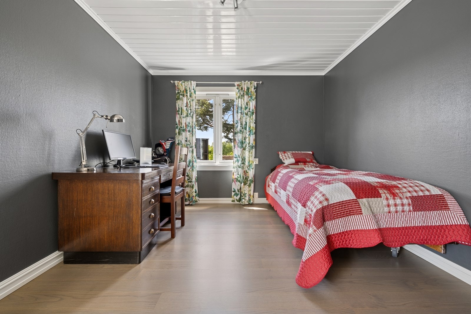 Romslig og fint soverom i boligens 1. etasje. Gode møbleringsmuligheter med plass til både dobbeltseng, skap og en arbeidspult. Galleribilde