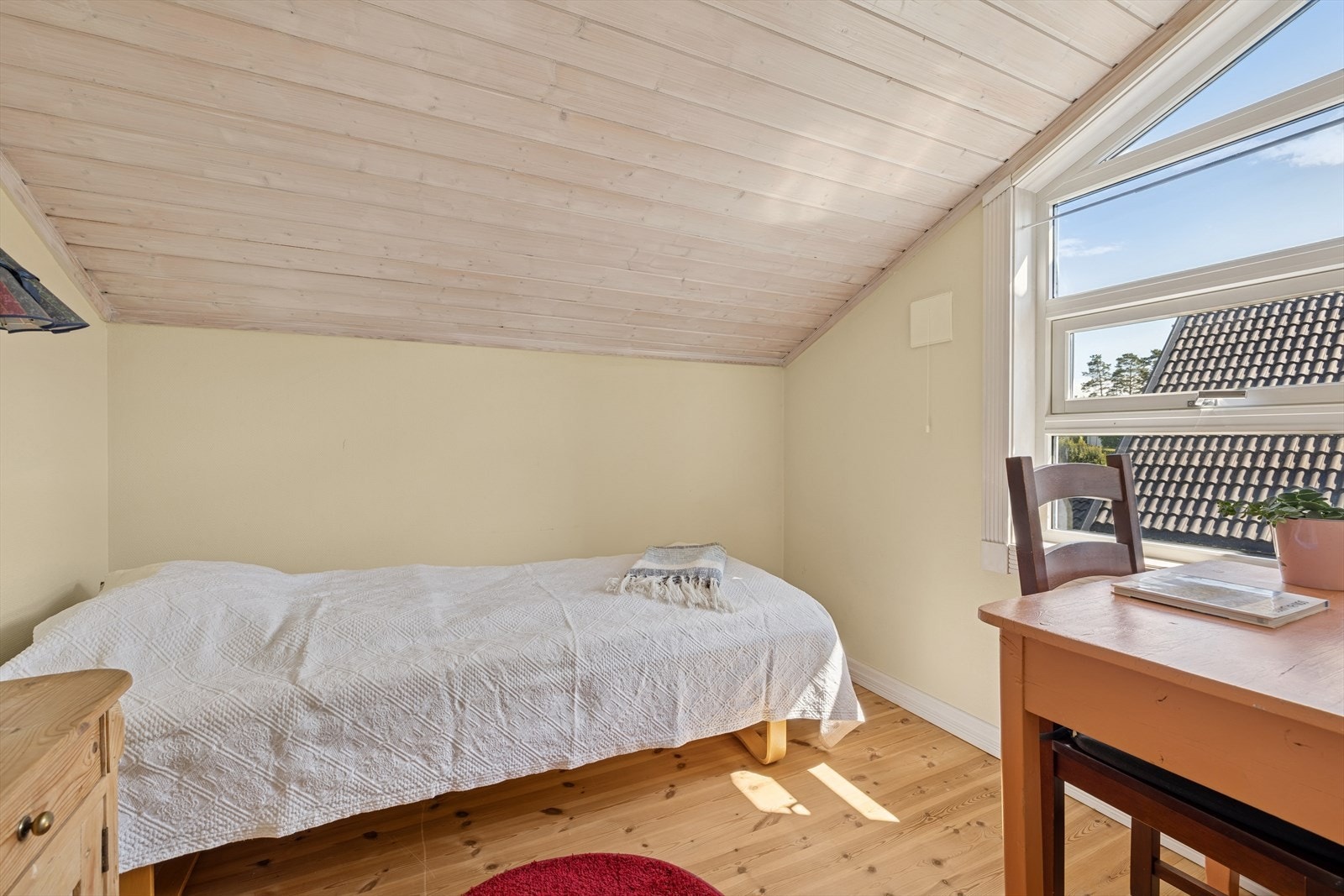 I alle soverommene har du plass til seng, tilhørende nattbord og annet møblement om ønskelig. Man kan ellers benytte et av soverommene som kontor eller gjesterom. Galleribilde