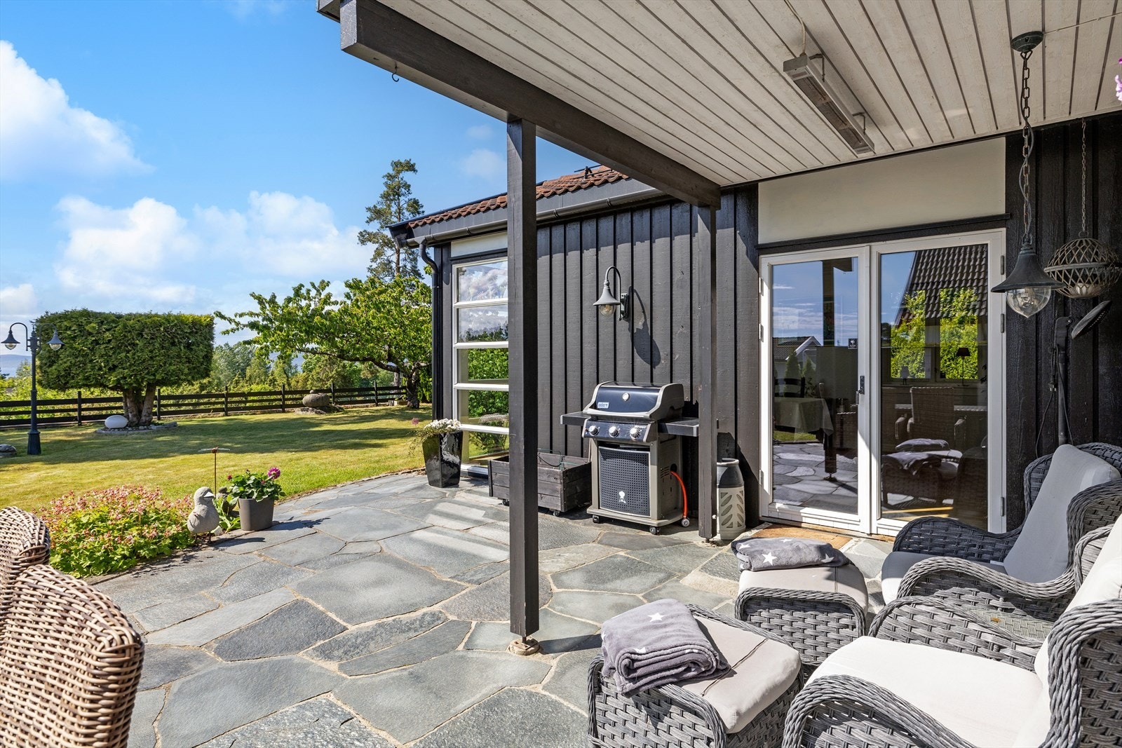 På terrassen og hagen har du sol nærmest hele dagen, fra morgen til sen kveld! Galleribilde