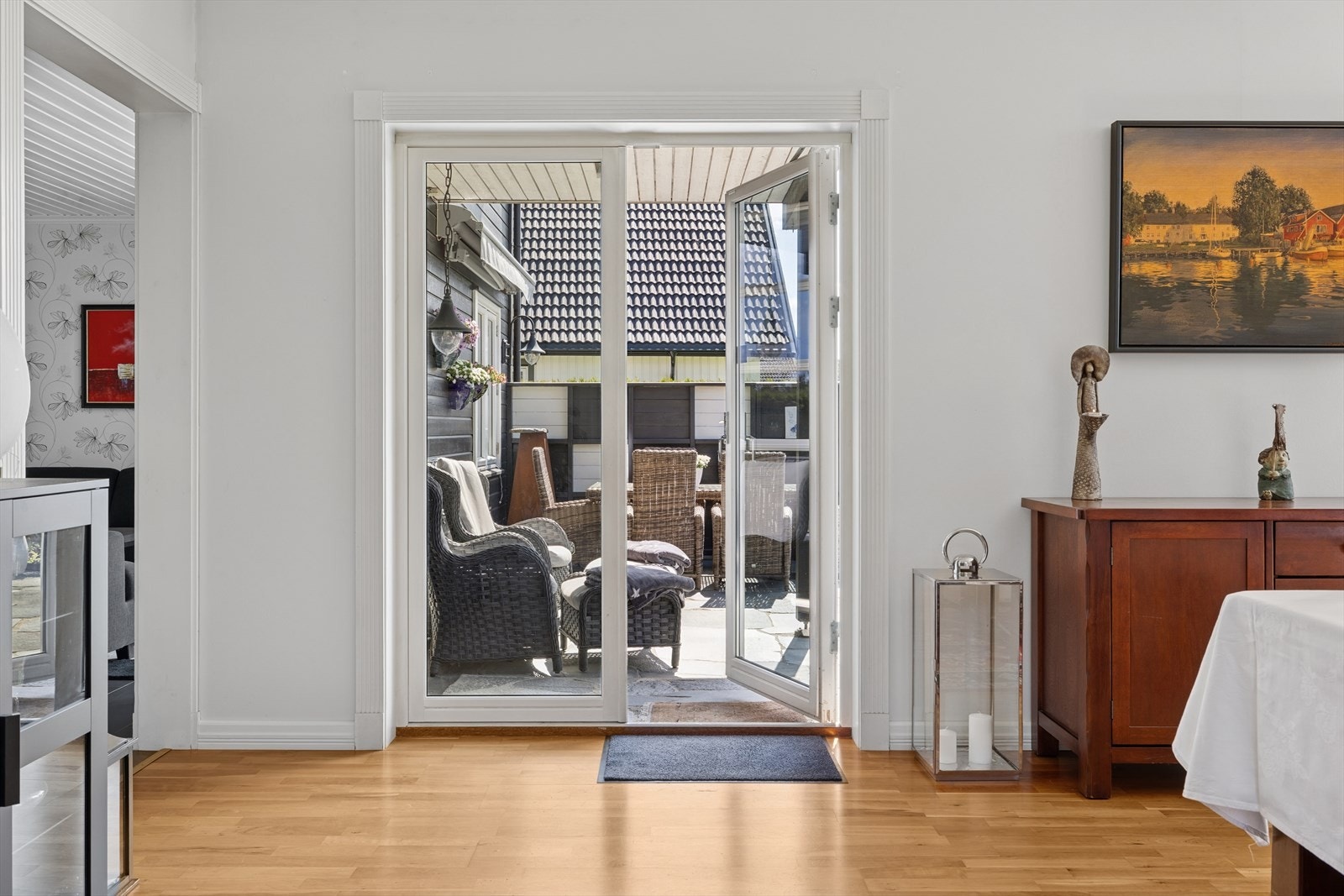 Fra spisestuen har du adkomst ut til den vakre terrassen i naturstein. Galleribilde