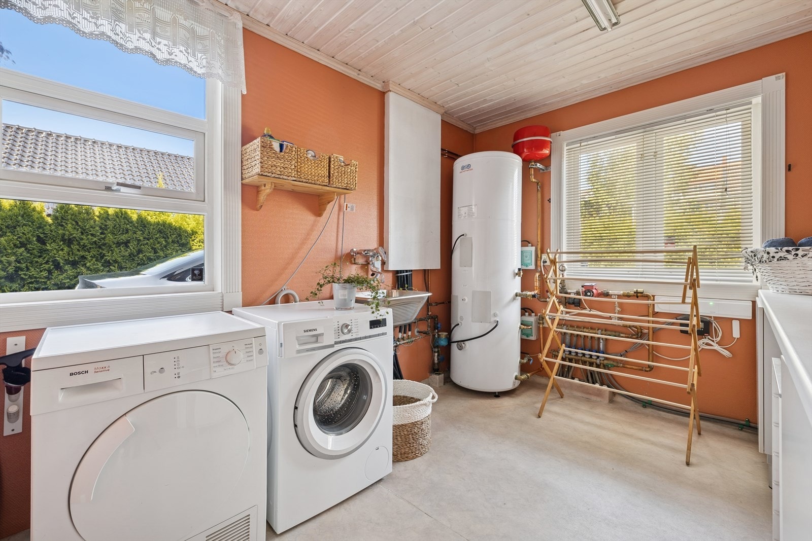 Rett til høyre for entréen har du et romslig vaskerom med opplegg for vaskemaskin. Det er vannbåren gulvvarme under det vinylbelagte gulvet. Galleribilde