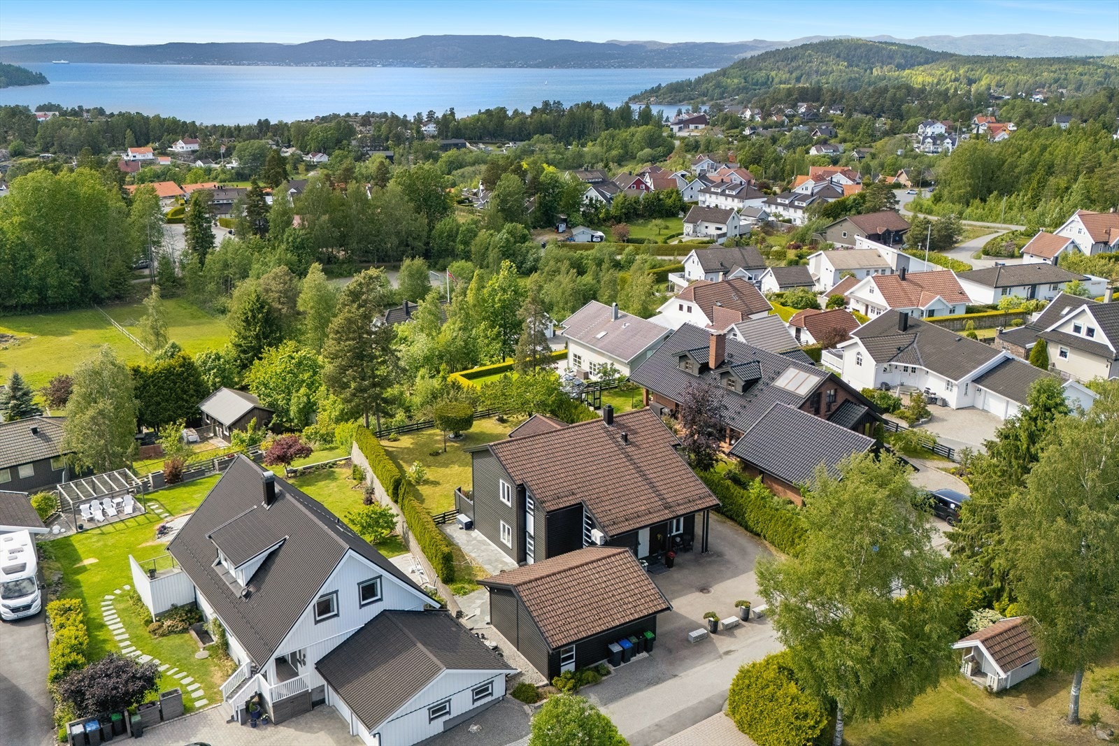 Boligen ligger godt til med utsikt ut mot fjorden. Galleribilde