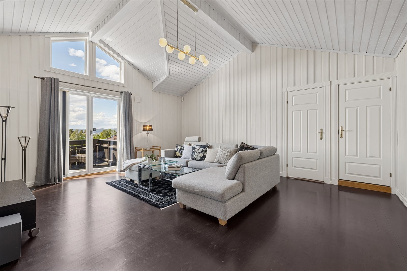 Det er høyt under taket, som bidrar til en luftig og romslig følelse. Galleribilde